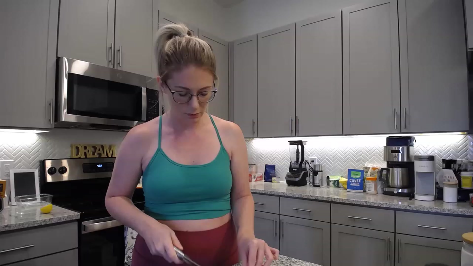 Gallery image thumbnail from TeecakeAvery's myfreecams stream on, 04/23/2023, 21:29 image 17 of 20