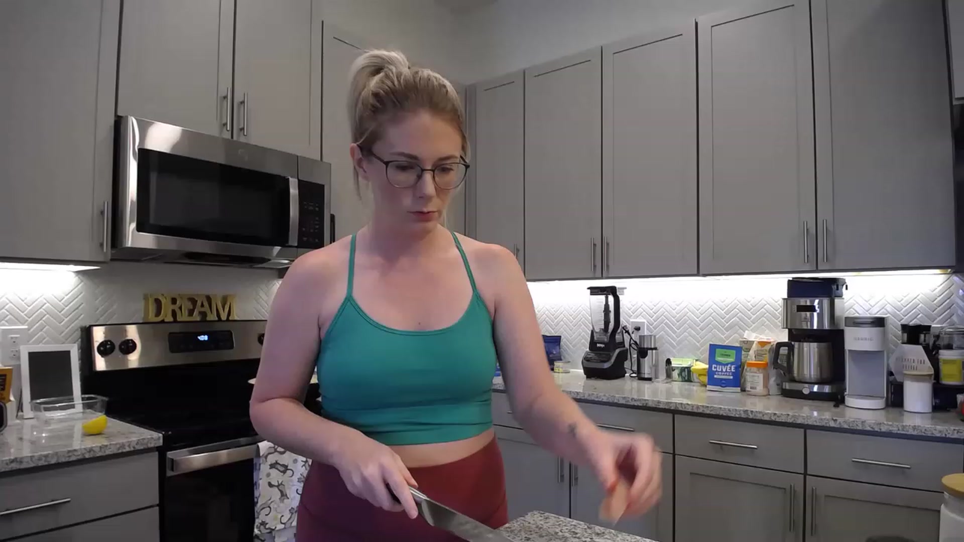 Gallery image thumbnail from TeecakeAvery's myfreecams stream on, 04/23/2023, 21:29 image 18 of 20