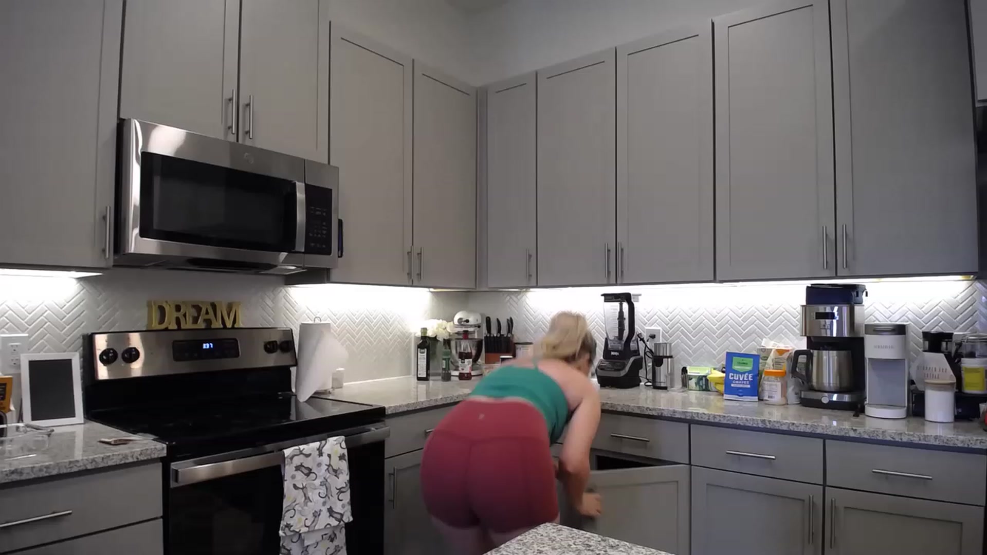 Gallery image thumbnail from TeecakeAvery's myfreecams stream on, 04/23/2023, 21:29 image 12 of 20