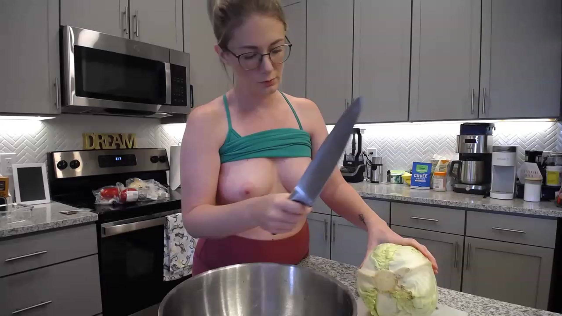 Gallery image thumbnail from TeecakeAvery's myfreecams stream on, 04/23/2023, 21:29 image 8 of 20