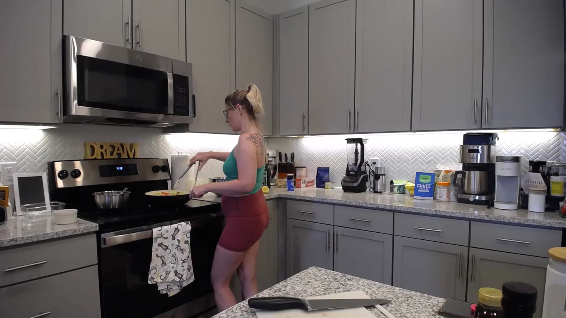 Gallery image thumbnail from TeecakeAvery's myfreecams stream on, 04/23/2023, 21:29 image 20 of 20