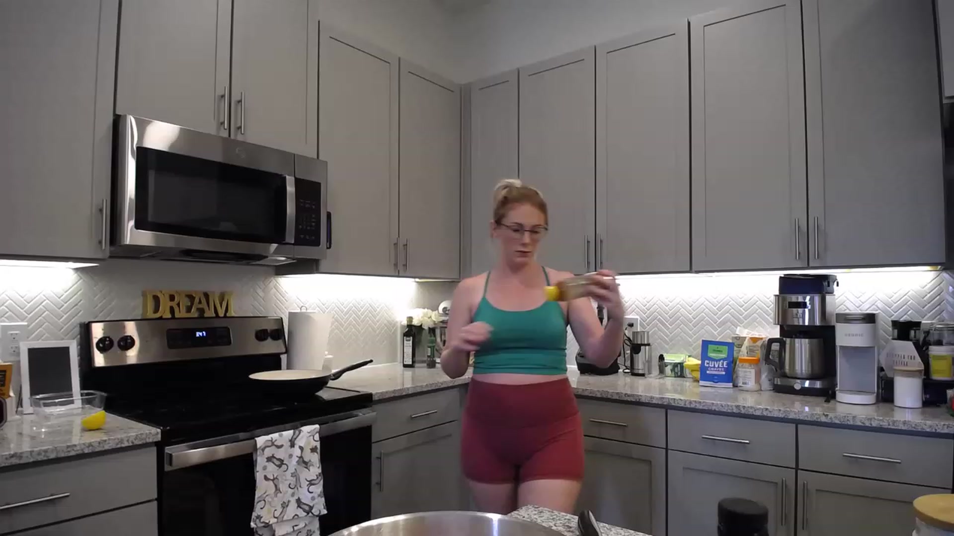 Gallery image thumbnail from TeecakeAvery's myfreecams stream on, 04/23/2023, 21:29 image 14 of 20