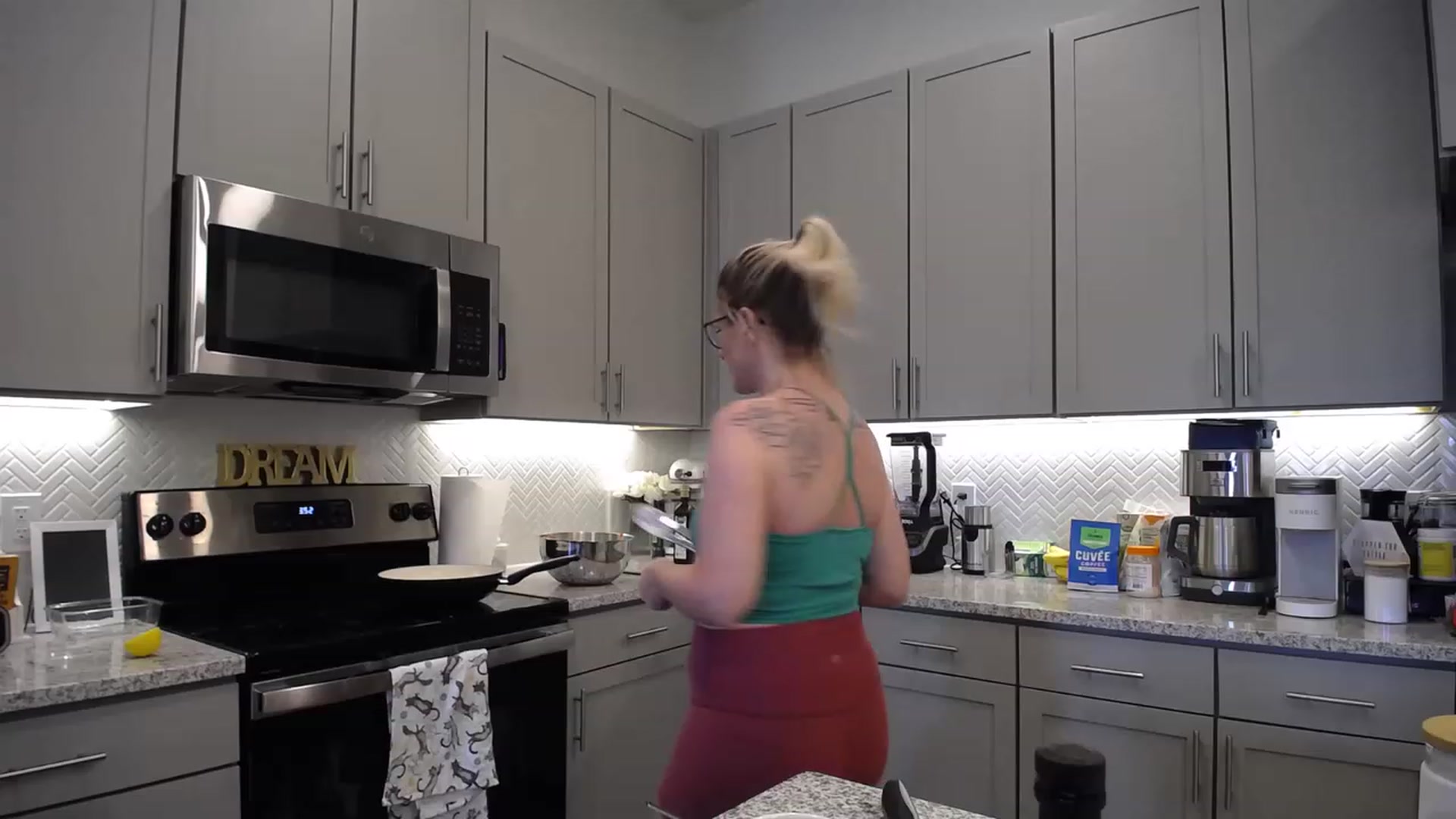 Gallery image thumbnail from TeecakeAvery's myfreecams stream on, 04/23/2023, 21:29 image 15 of 20