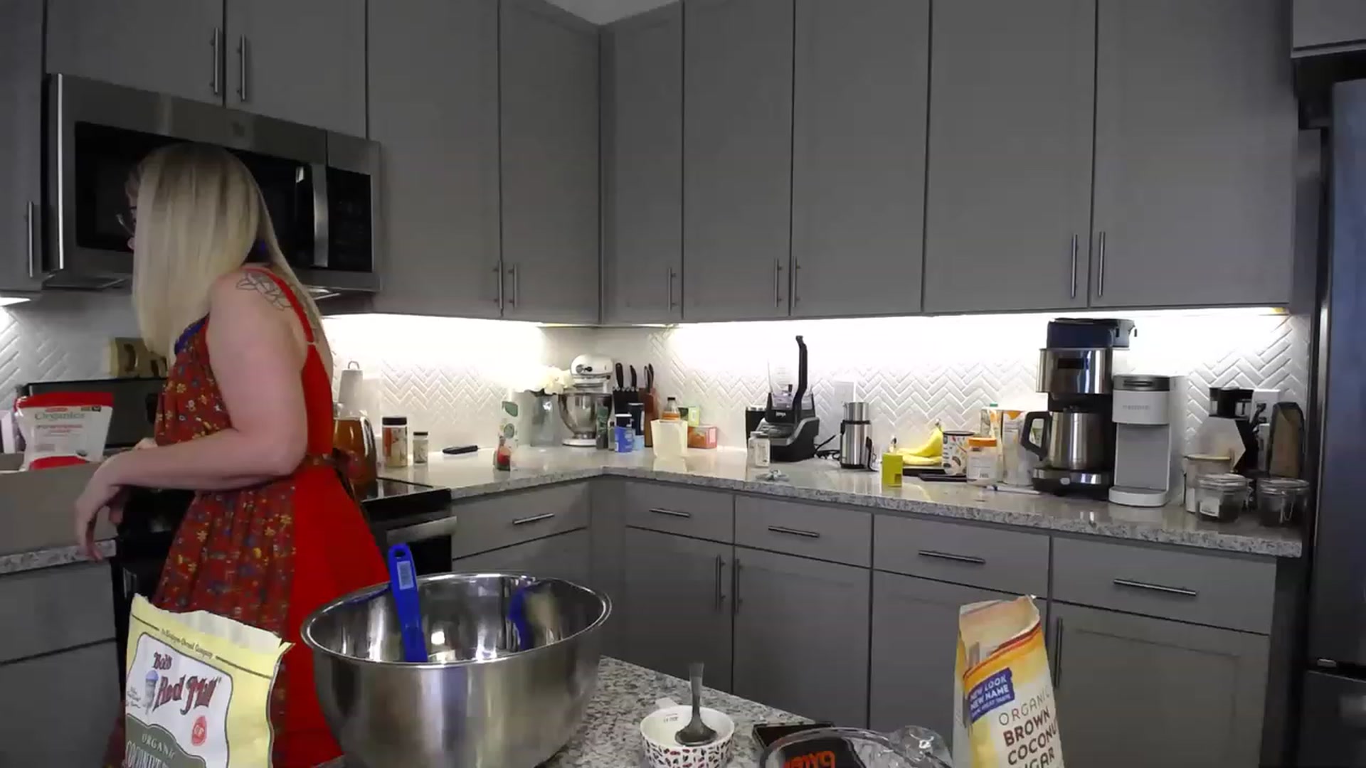 Gallery image thumbnail from TeecakeAvery's myfreecams stream on, 05/08/2023, 24:25 image 13 of 20