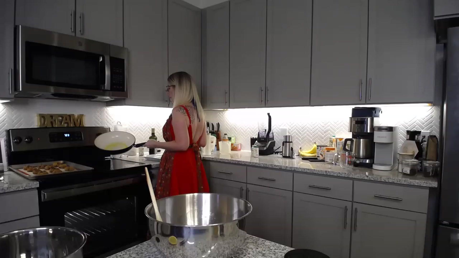 Gallery image thumbnail from TeecakeAvery's myfreecams stream on, 05/08/2023, 24:57 image 8 of 20
