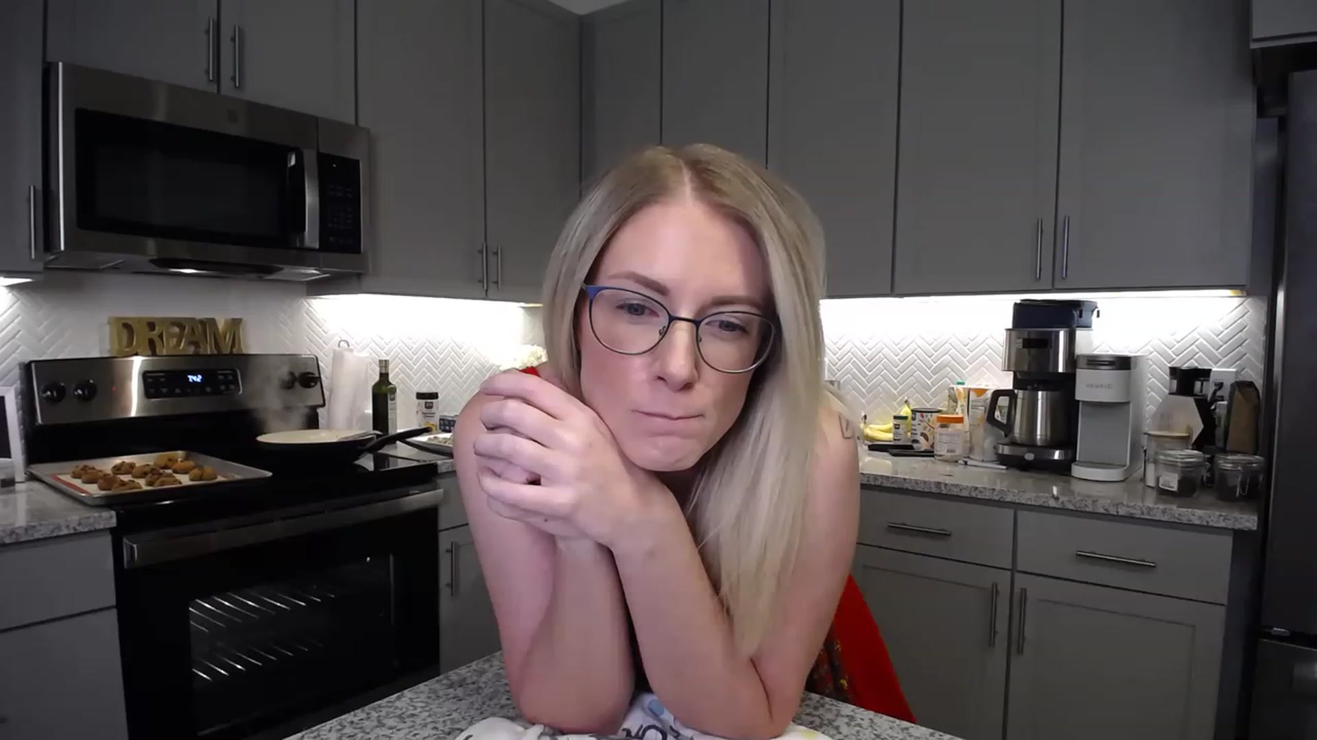 Gallery image thumbnail from TeecakeAvery's myfreecams stream on, 05/08/2023, 24:57 image 16 of 20