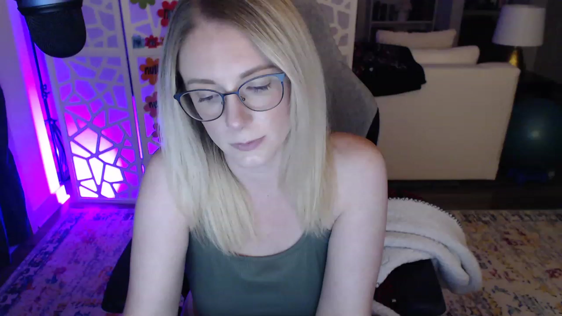 Gallery image thumbnail from TeecakeAvery's myfreecams stream on, 05/10/2023, 04:07 image 15 of 20