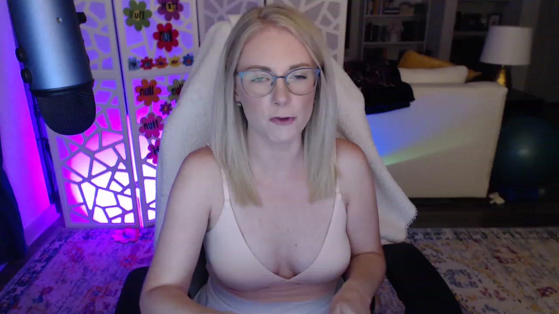 Gallery image thumbnail from TeecakeAvery's myfreecams stream on, 05/13/2023, 02:54 image 17 of 20