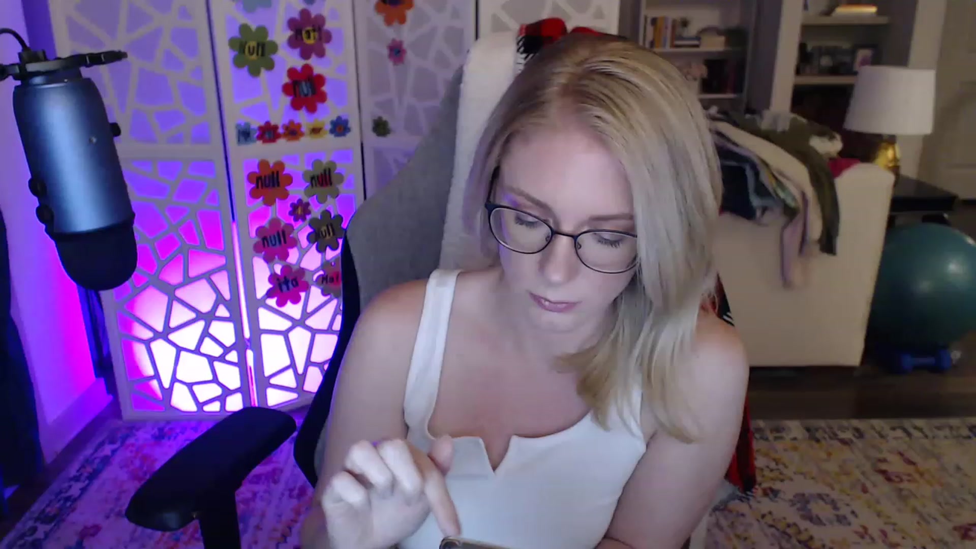 Gallery image thumbnail from TeecakeAvery's myfreecams stream on, 05/14/2023, 03:25 image 10 of 20