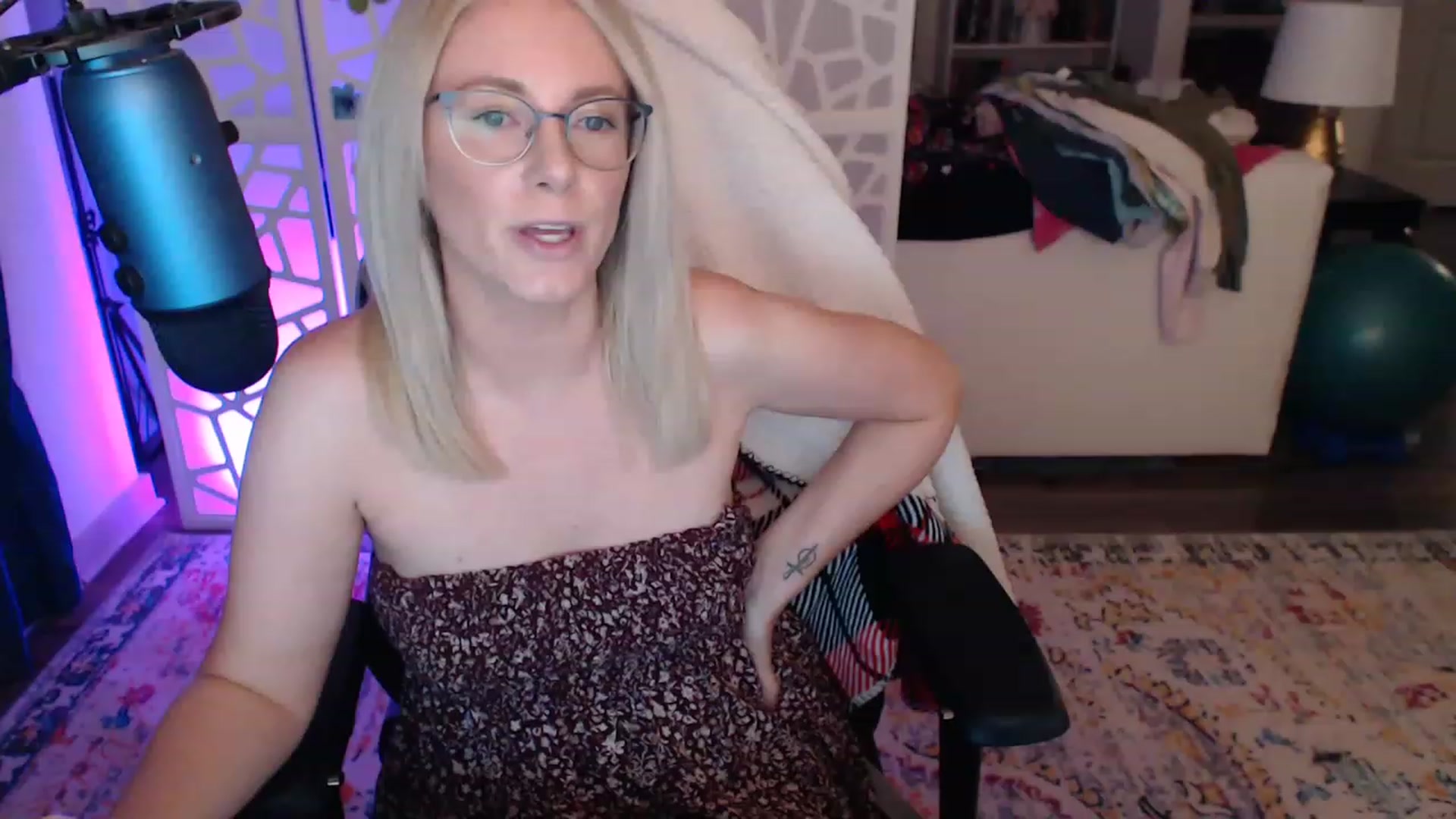 Gallery image thumbnail from TeecakeAvery's myfreecams stream on, 05/15/2023, 03:20 image 2 of 20