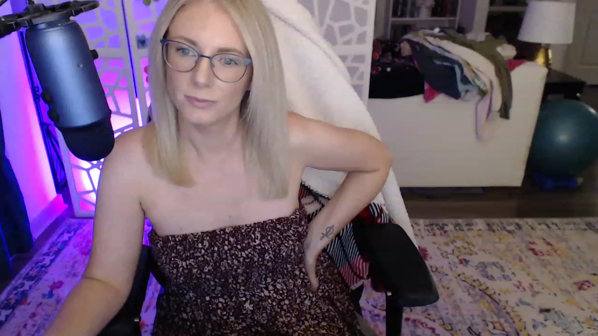 Gallery image thumbnail from TeecakeAvery's myfreecams stream on, 05/15/2023, 03:20 image 3 of 20