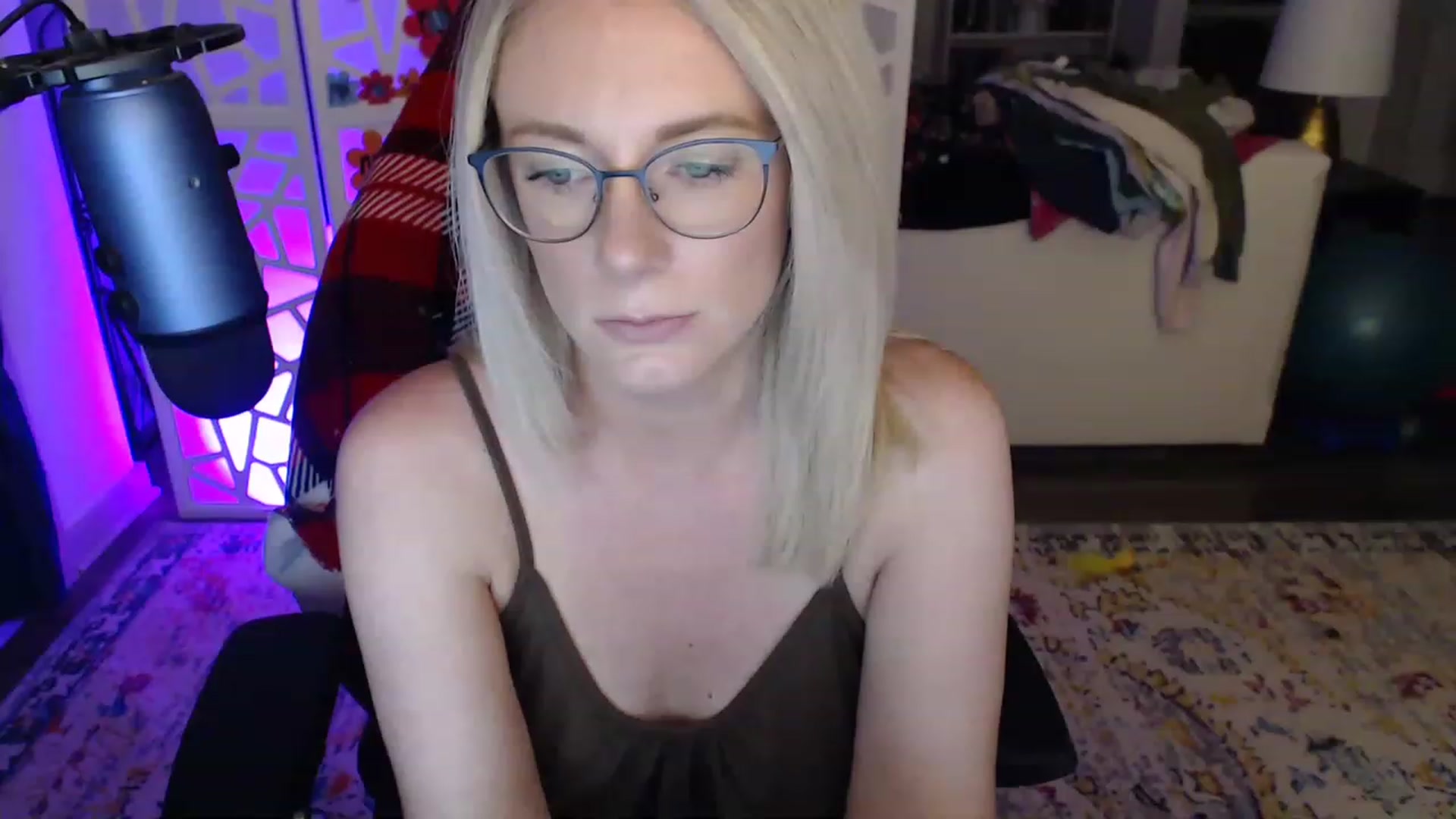 Gallery image thumbnail from TeecakeAvery's myfreecams stream on, 05/17/2023, 02:53 image 15 of 20