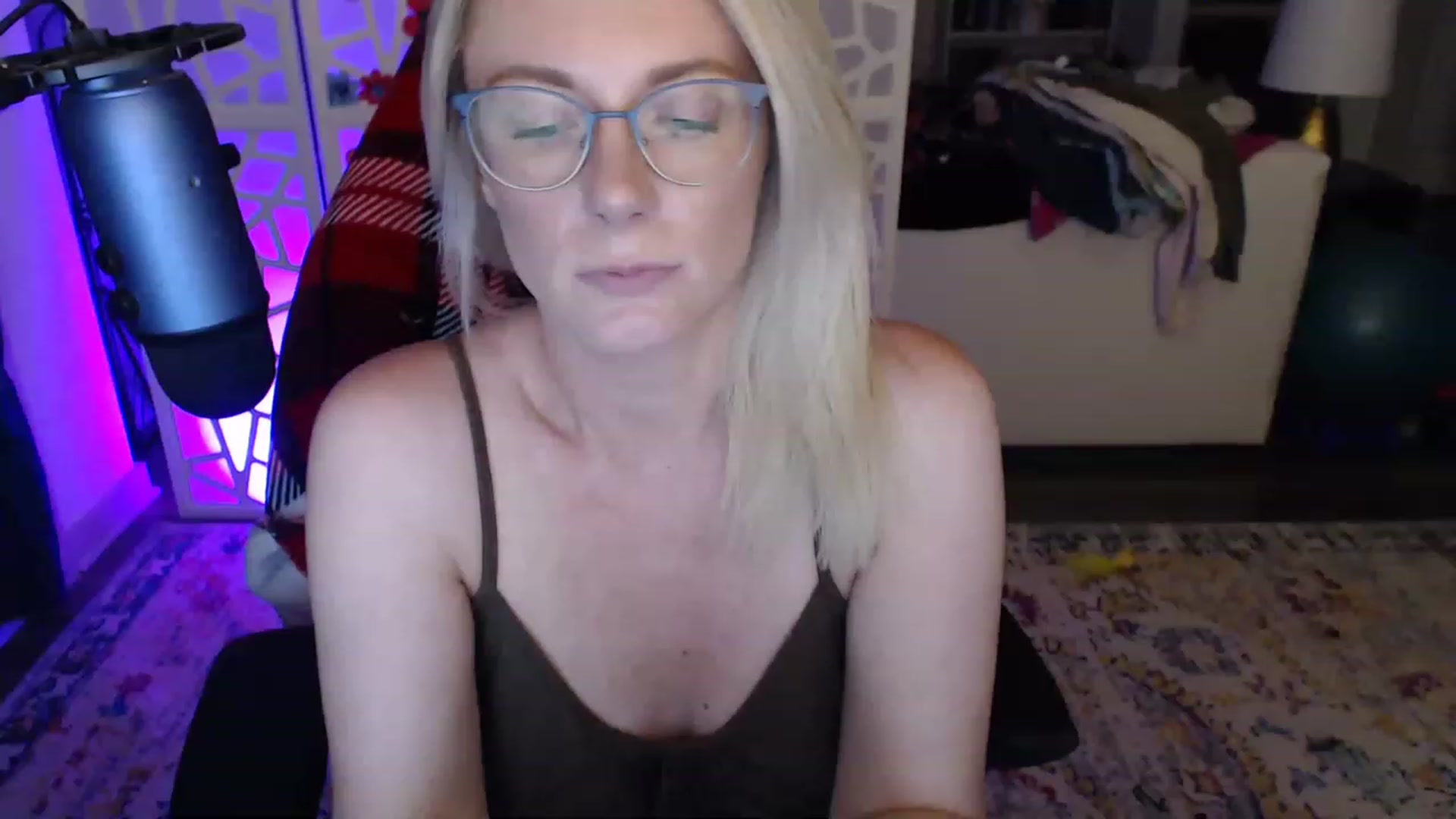 Gallery image thumbnail from TeecakeAvery's myfreecams stream on, 05/17/2023, 02:53 image 17 of 20