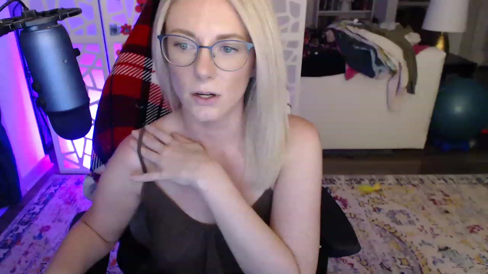 Gallery image thumbnail from TeecakeAvery's myfreecams stream on, 05/17/2023, 02:53 image 16 of 20