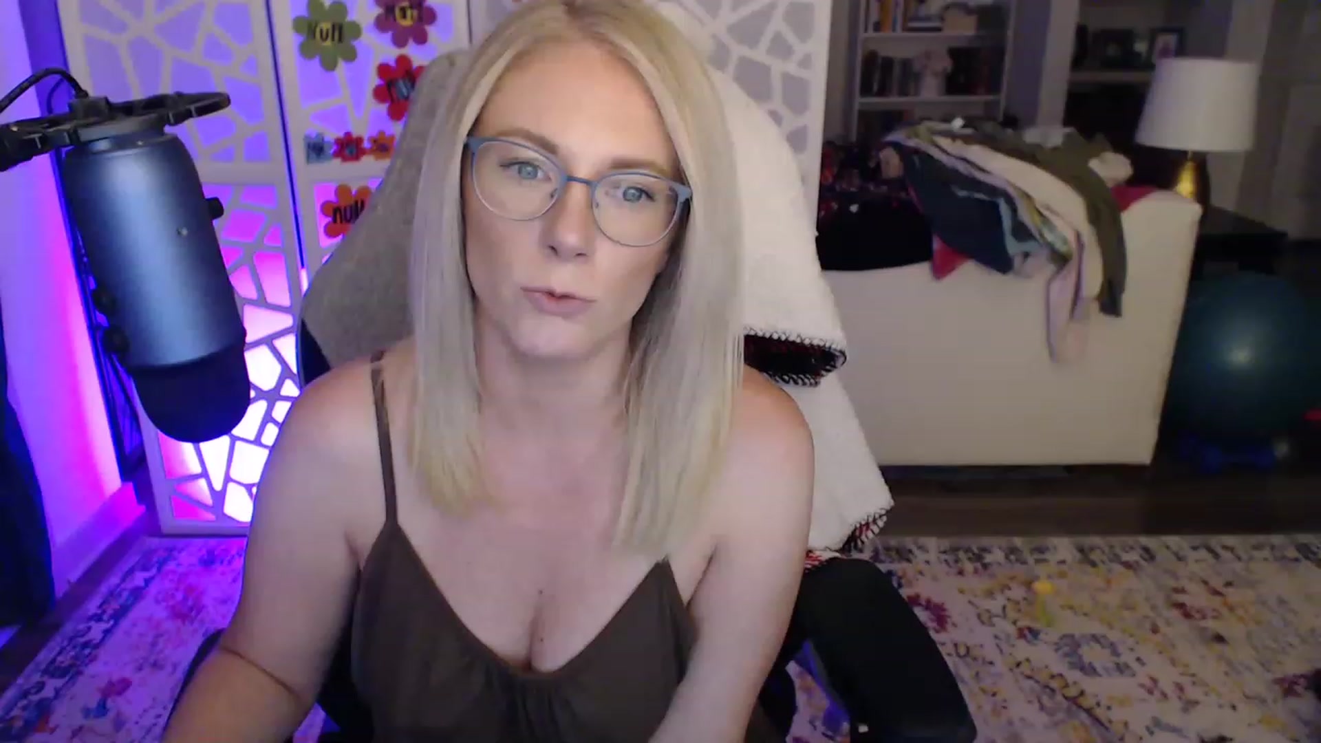 Gallery image thumbnail from TeecakeAvery's myfreecams stream on, 05/17/2023, 02:53 image 10 of 20