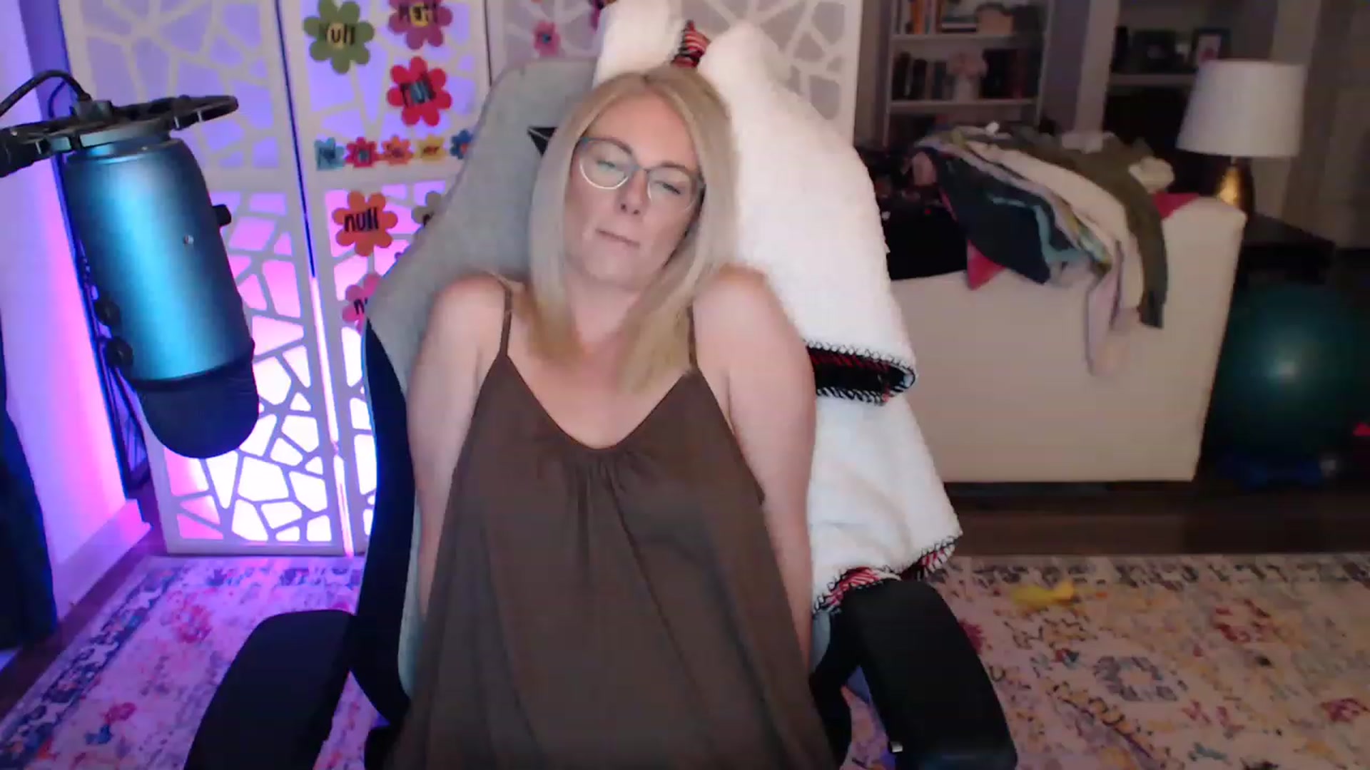 Gallery image thumbnail from TeecakeAvery's myfreecams stream on, 05/17/2023, 02:53 image 12 of 20