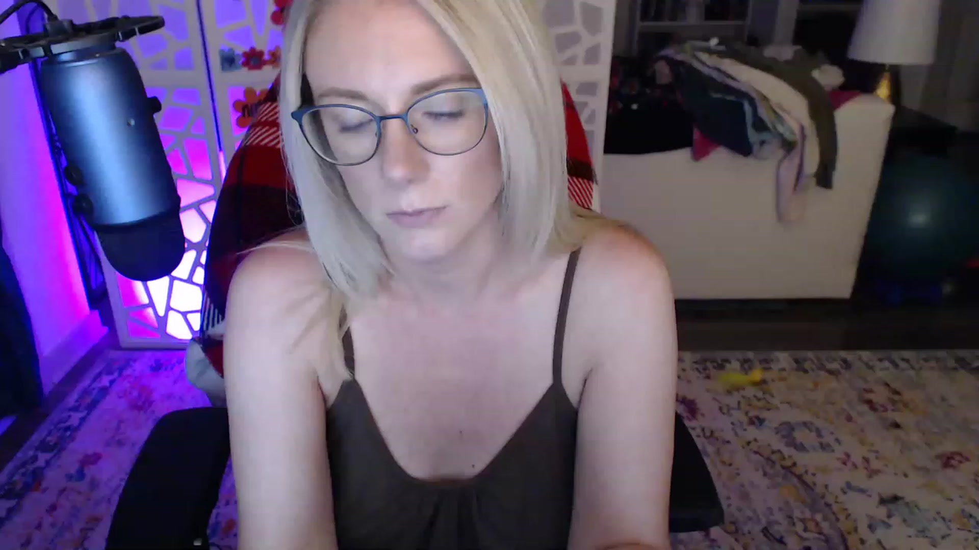 Gallery image thumbnail from TeecakeAvery's myfreecams stream on, 05/17/2023, 02:53 image 18 of 20