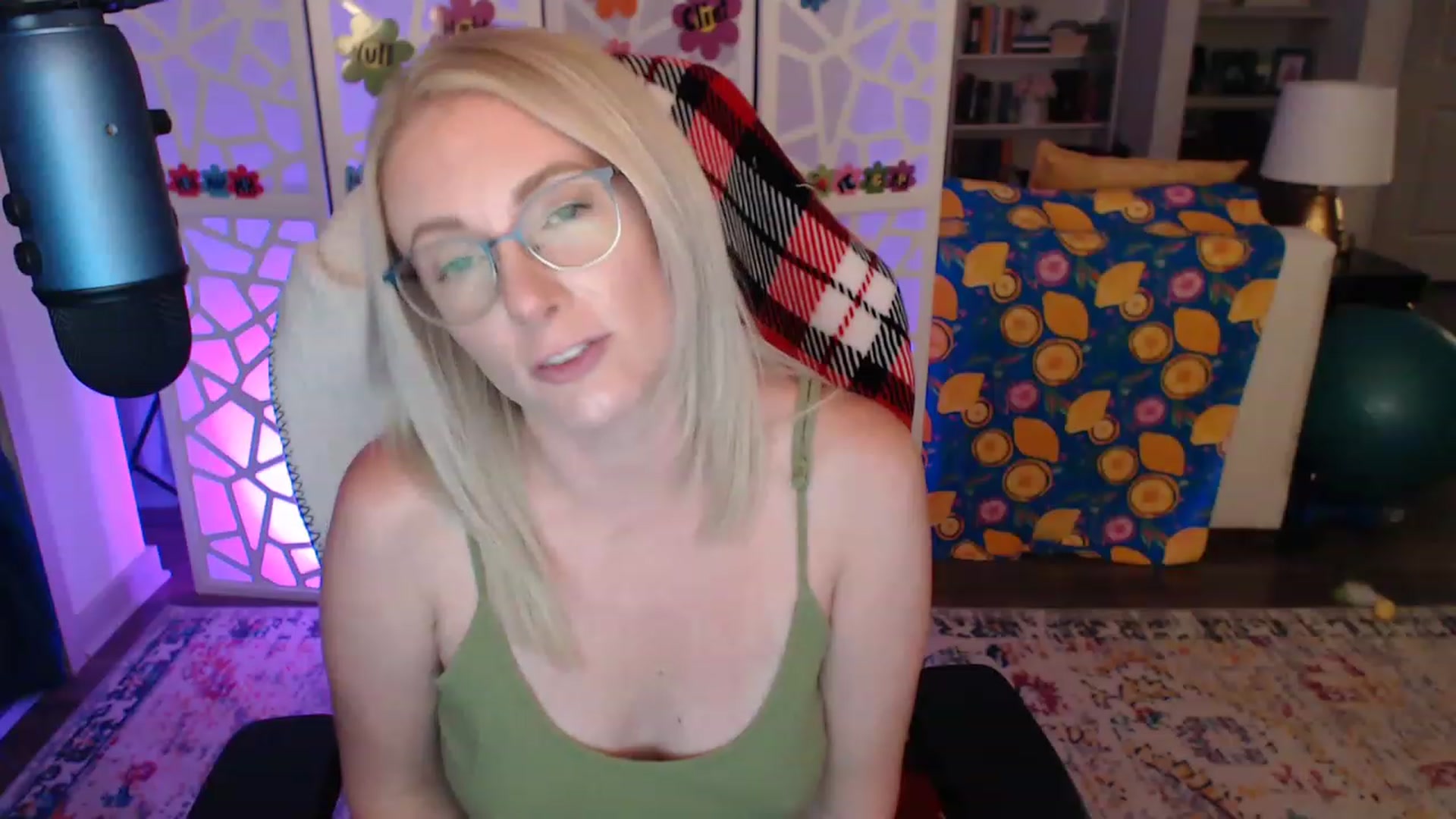 Gallery image thumbnail from TeecakeAvery's myfreecams stream on, 06/03/2023, 04:14 image 10 of 20