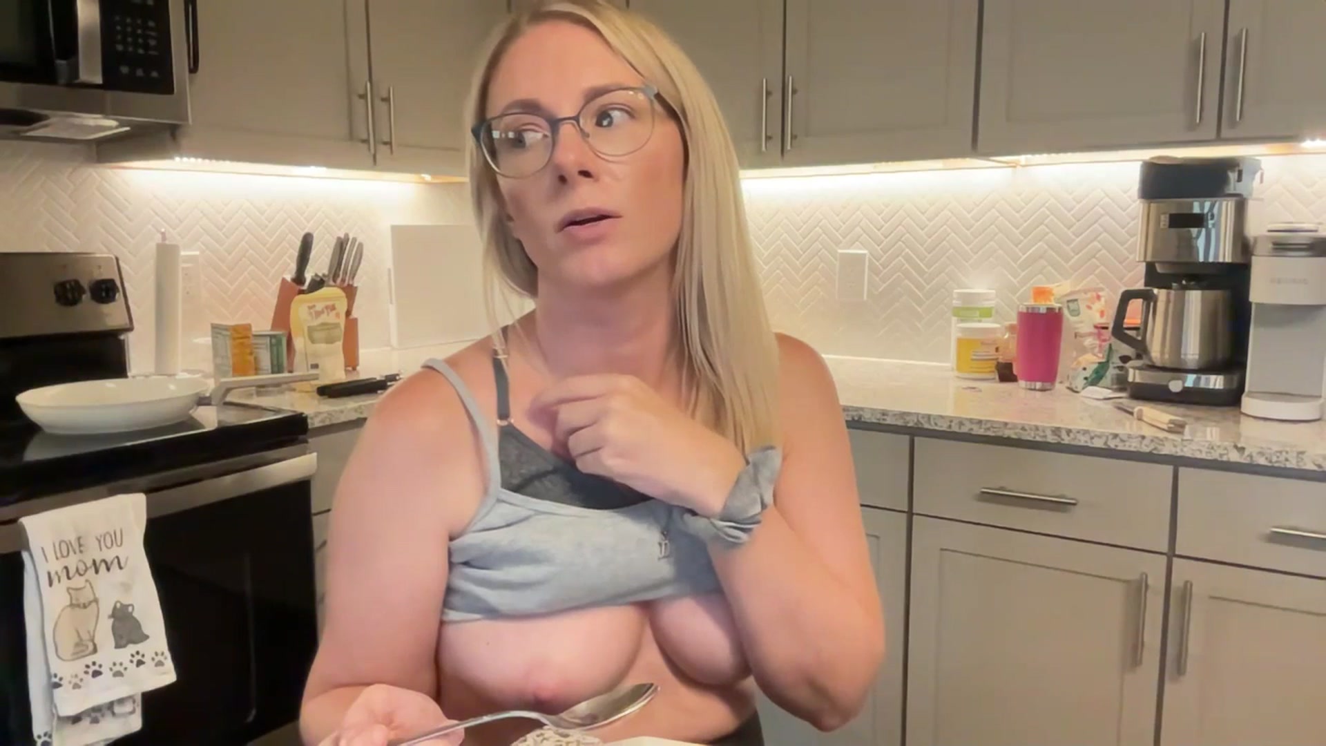 Gallery image thumbnail from TeecakeAvery's myfreecams stream on, 06/30/2023, 02:36 image 2 of 20