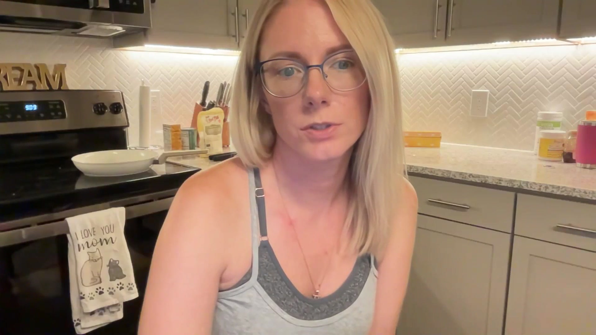 Gallery image thumbnail from TeecakeAvery's myfreecams stream on, 06/30/2023, 02:36 image 16 of 20