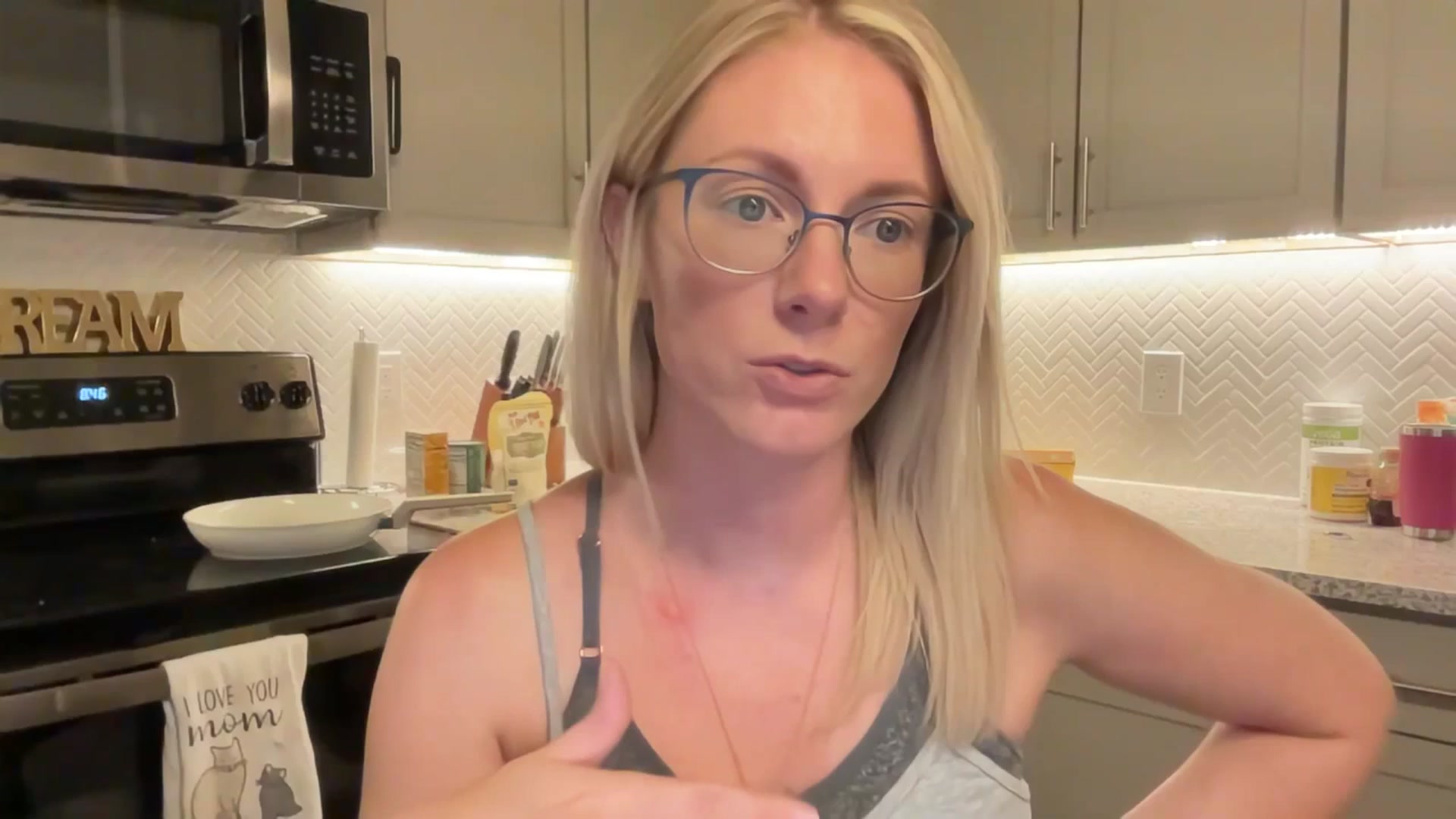 Gallery image thumbnail from TeecakeAvery's myfreecams stream on, 06/30/2023, 02:36 image 10 of 20