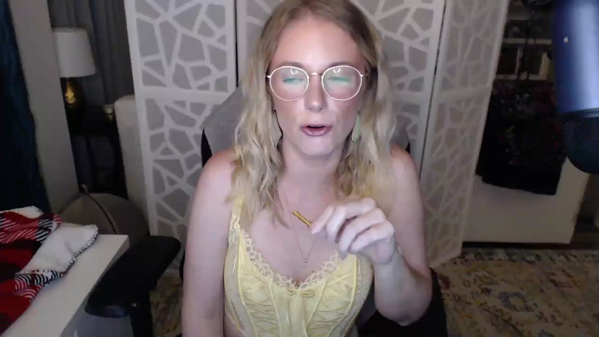 Gallery image thumbnail from Teecaketv's myfreecams stream on, 04/19/2024, 02:35 image 9 of 20