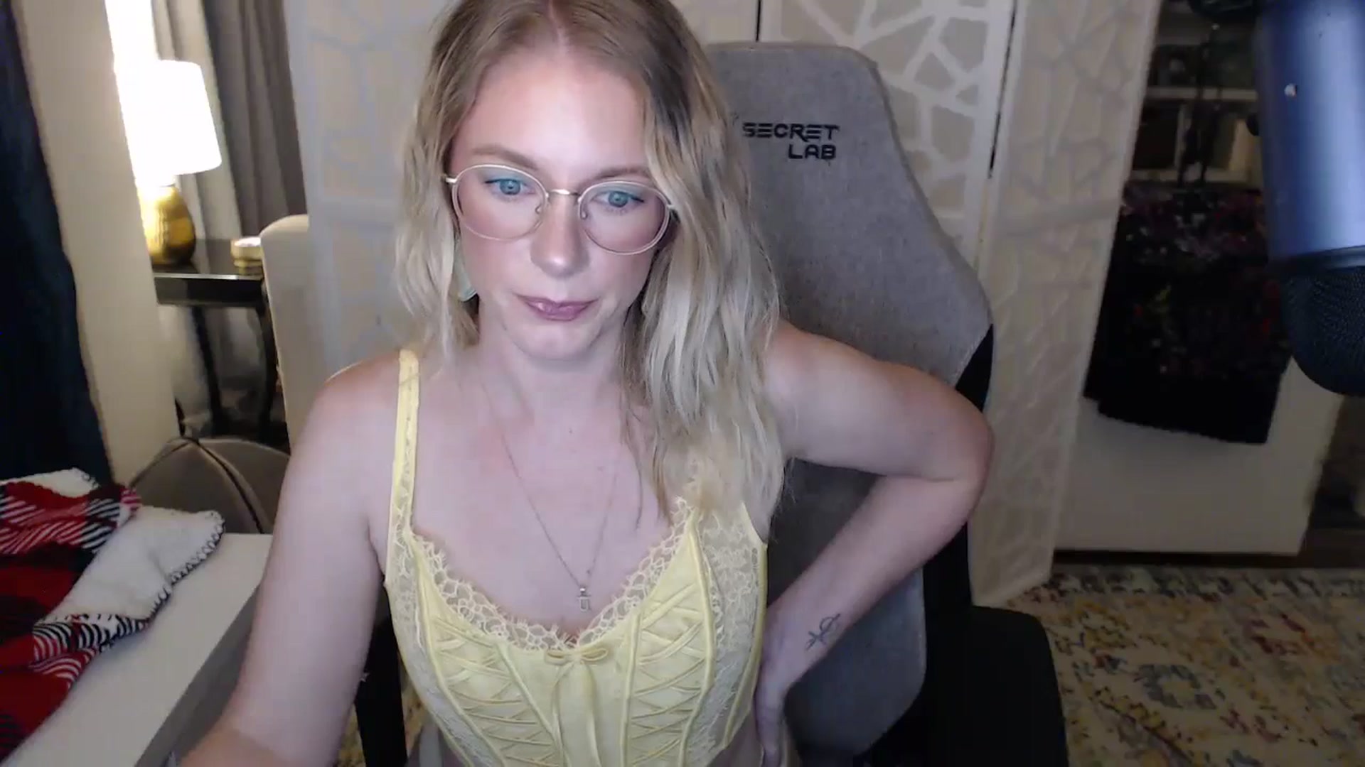 Gallery image thumbnail from Teecaketv's myfreecams stream on, 04/19/2024, 02:35 image 10 of 20