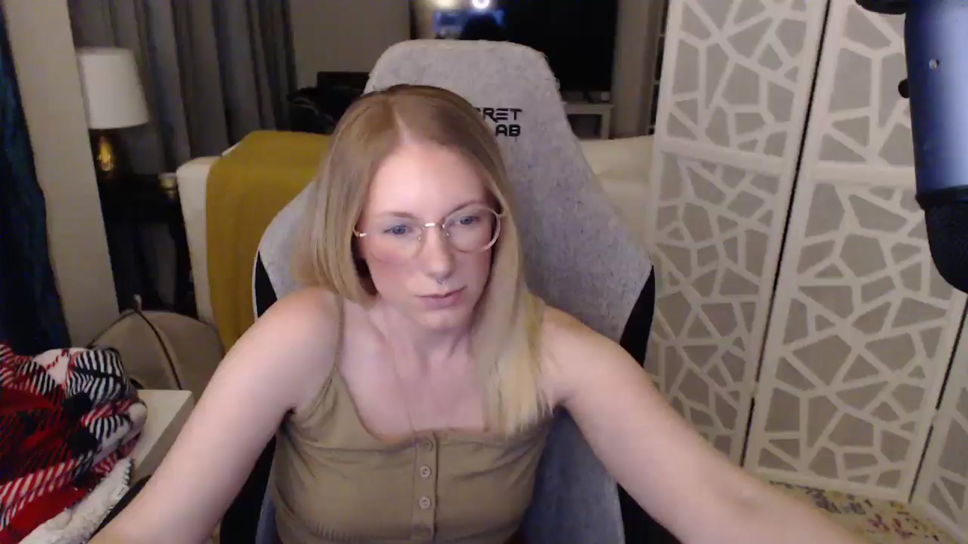 Gallery image thumbnail from Teecaketv's myfreecams stream on, 04/26/2024, 02:01 image 9 of 20