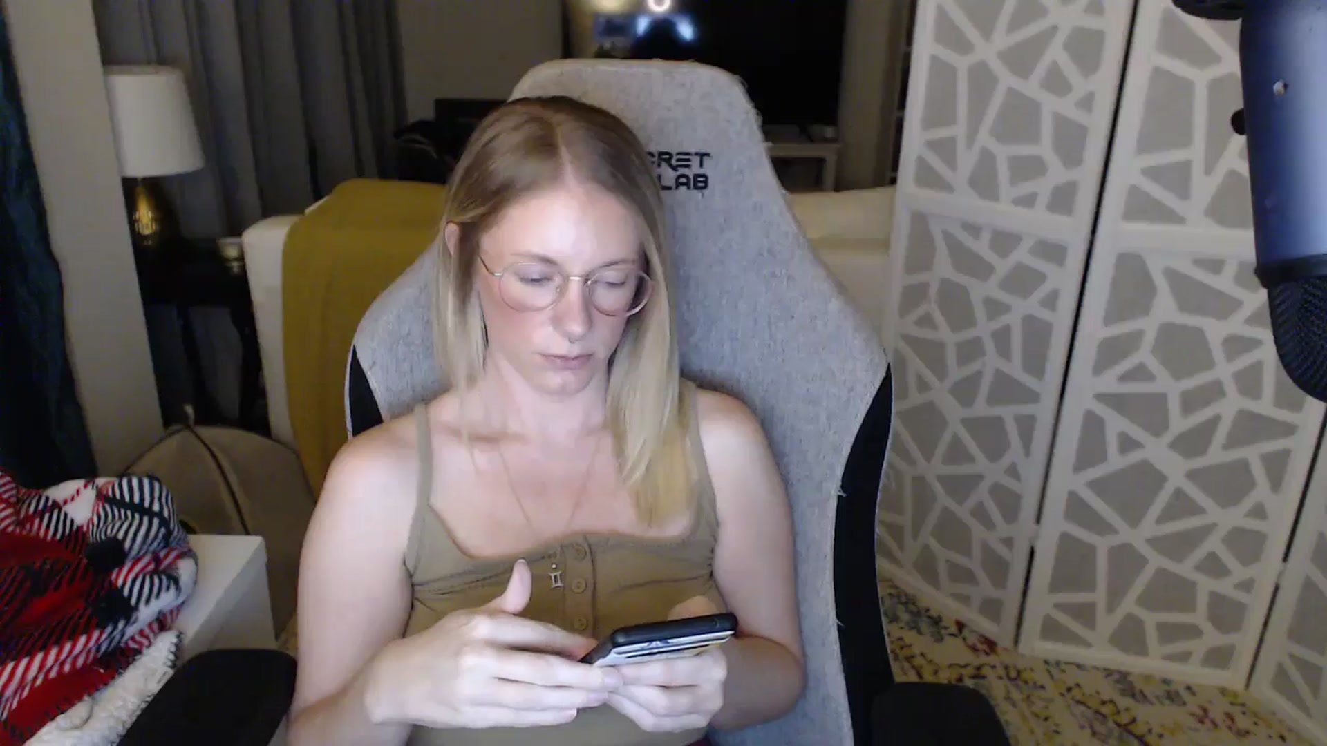 Gallery image thumbnail from Teecaketv's myfreecams stream on, 04/26/2024, 02:01 image 13 of 20