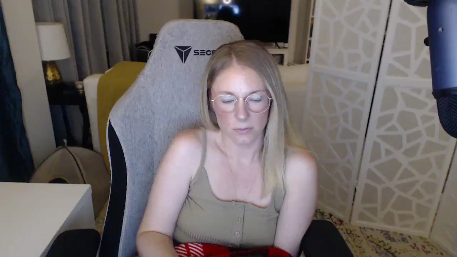 Gallery image thumbnail from Teecaketv's myfreecams stream on, 04/26/2024, 03:52 image 8 of 20