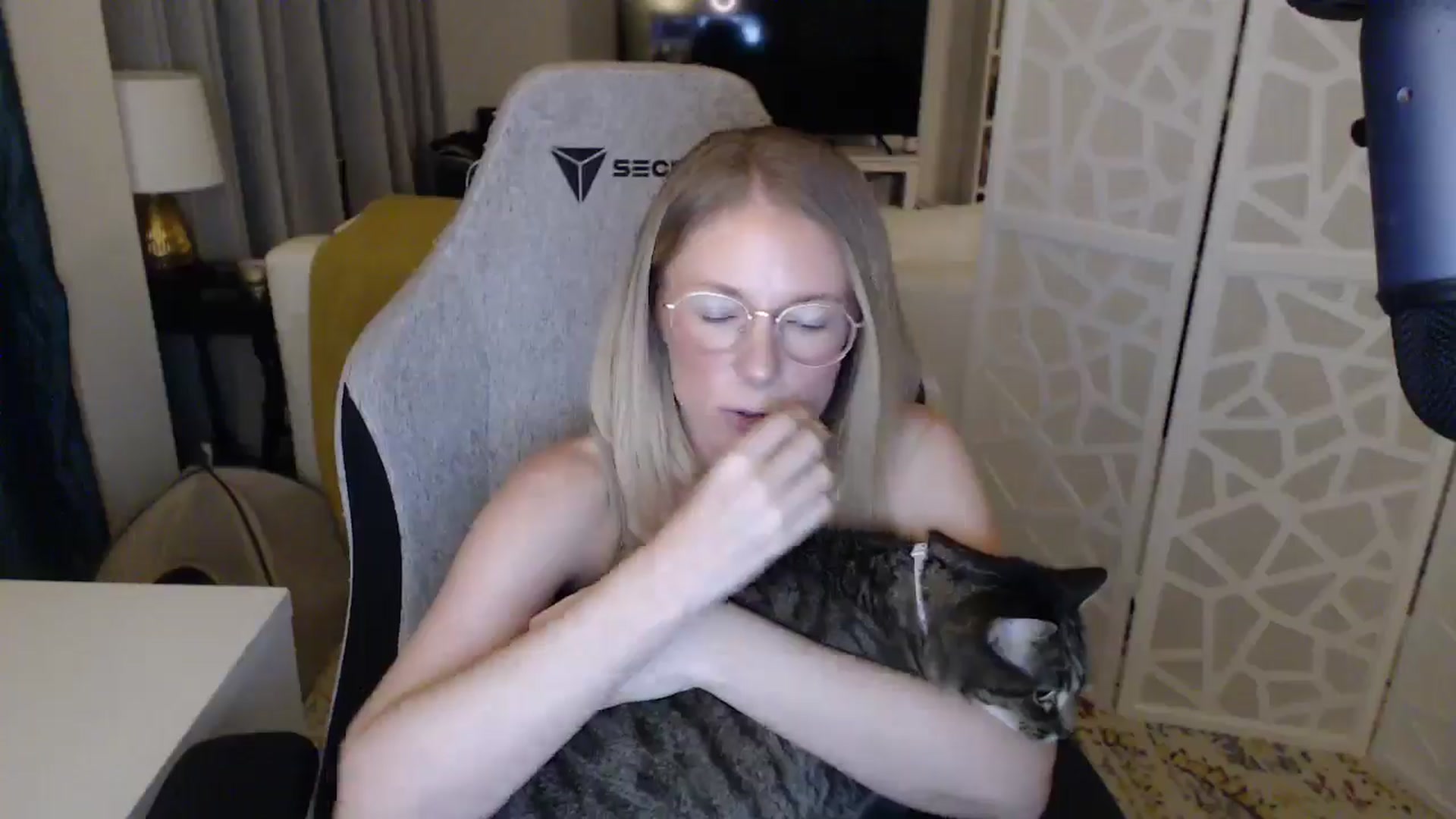 Gallery image thumbnail from Teecaketv's myfreecams stream on, 04/26/2024, 03:52 image 2 of 20