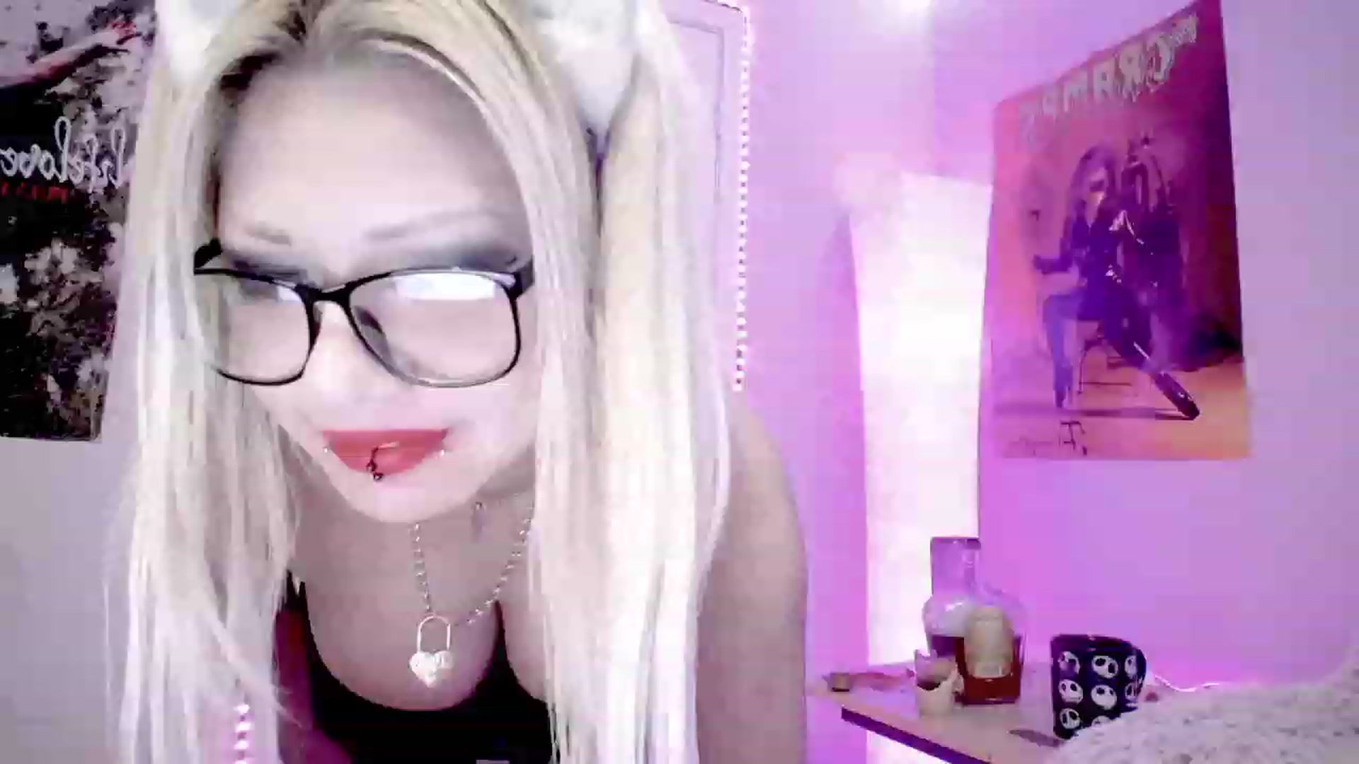 Gallery image thumbnail from TeknoWhore's myfreecams stream on, 12/16/2023, 19:40 image 15 of 20