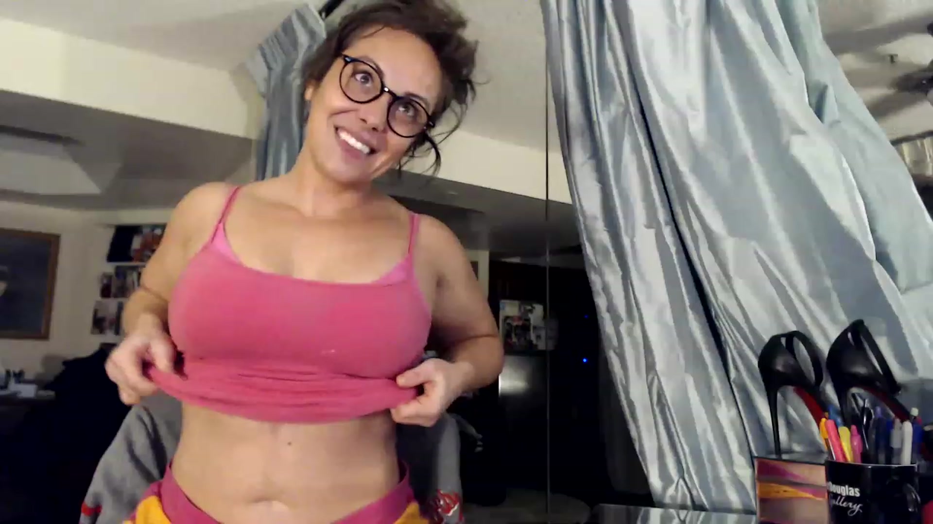 Gallery image thumbnail from TemptinDesire's myfreecams stream on, 01/16/2023, 14:39 image 11 of 20