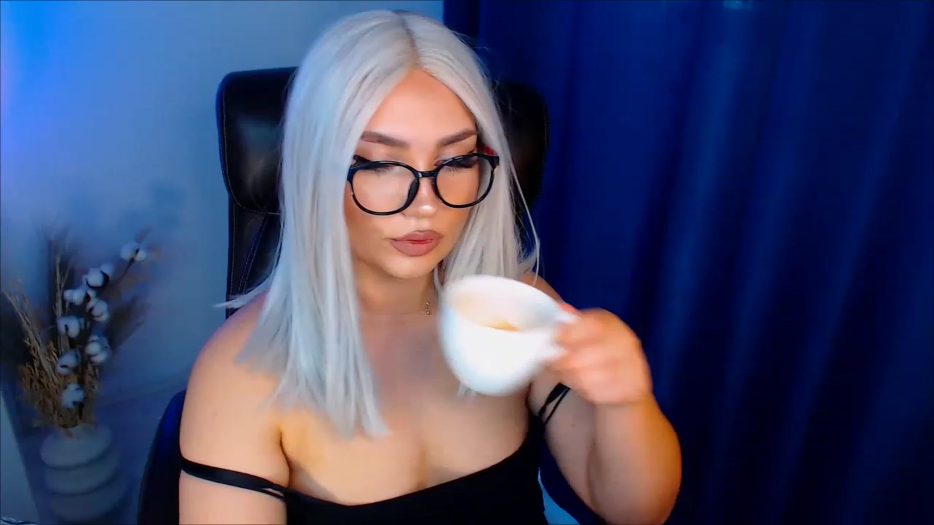 Gallery image thumbnail from TemptressJade's myfreecams stream on, 05/25/2023, 10:27 image 6 of 20