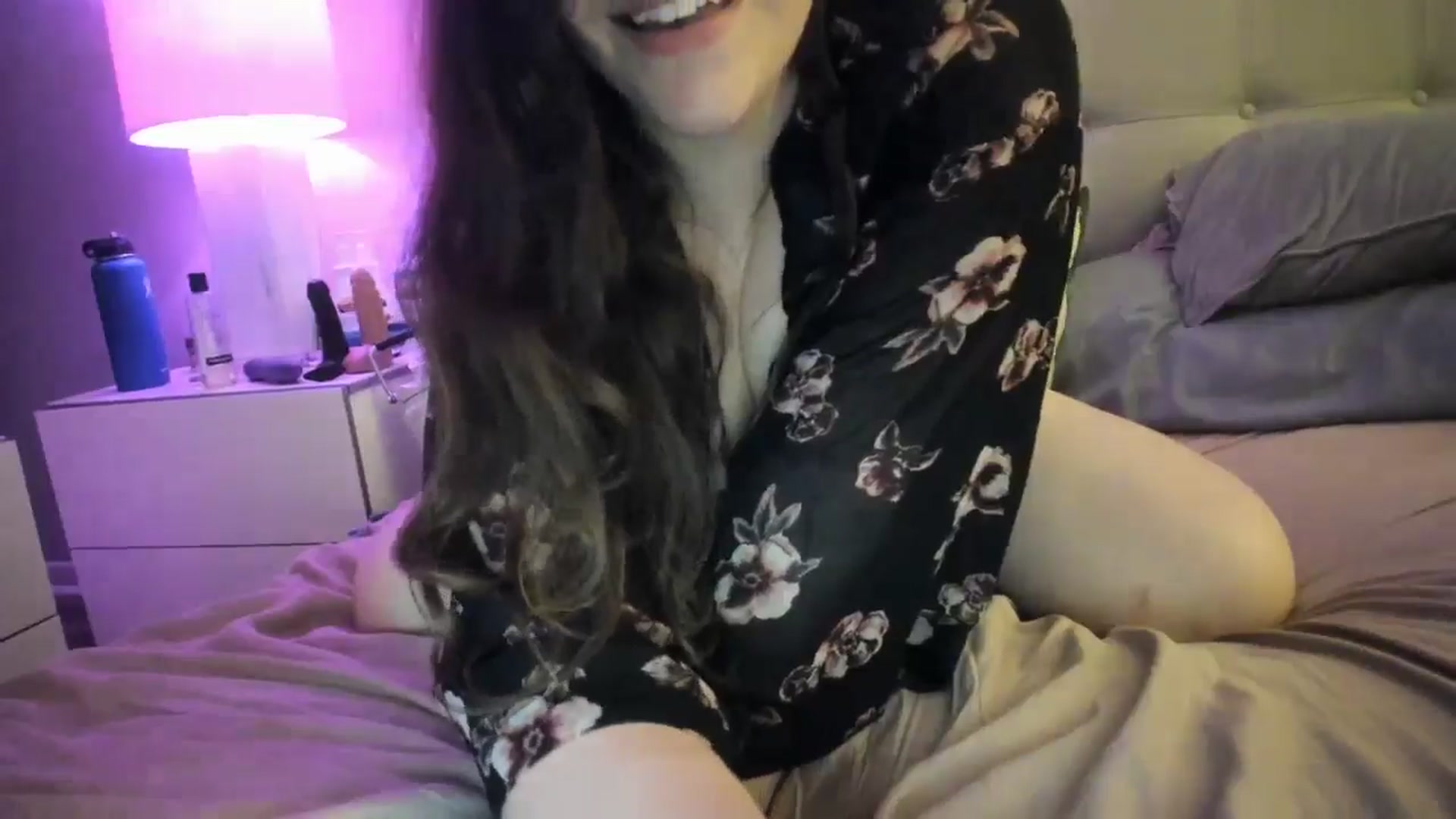 Gallery image thumbnail from TemptressV's myfreecams stream on, 07/17/2024, 07:07 image 8 of 20