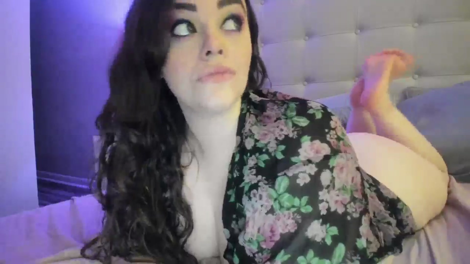 Gallery image thumbnail from TemptressV's myfreecams stream on, 10/27/2024, 07:36 image 9 of 20