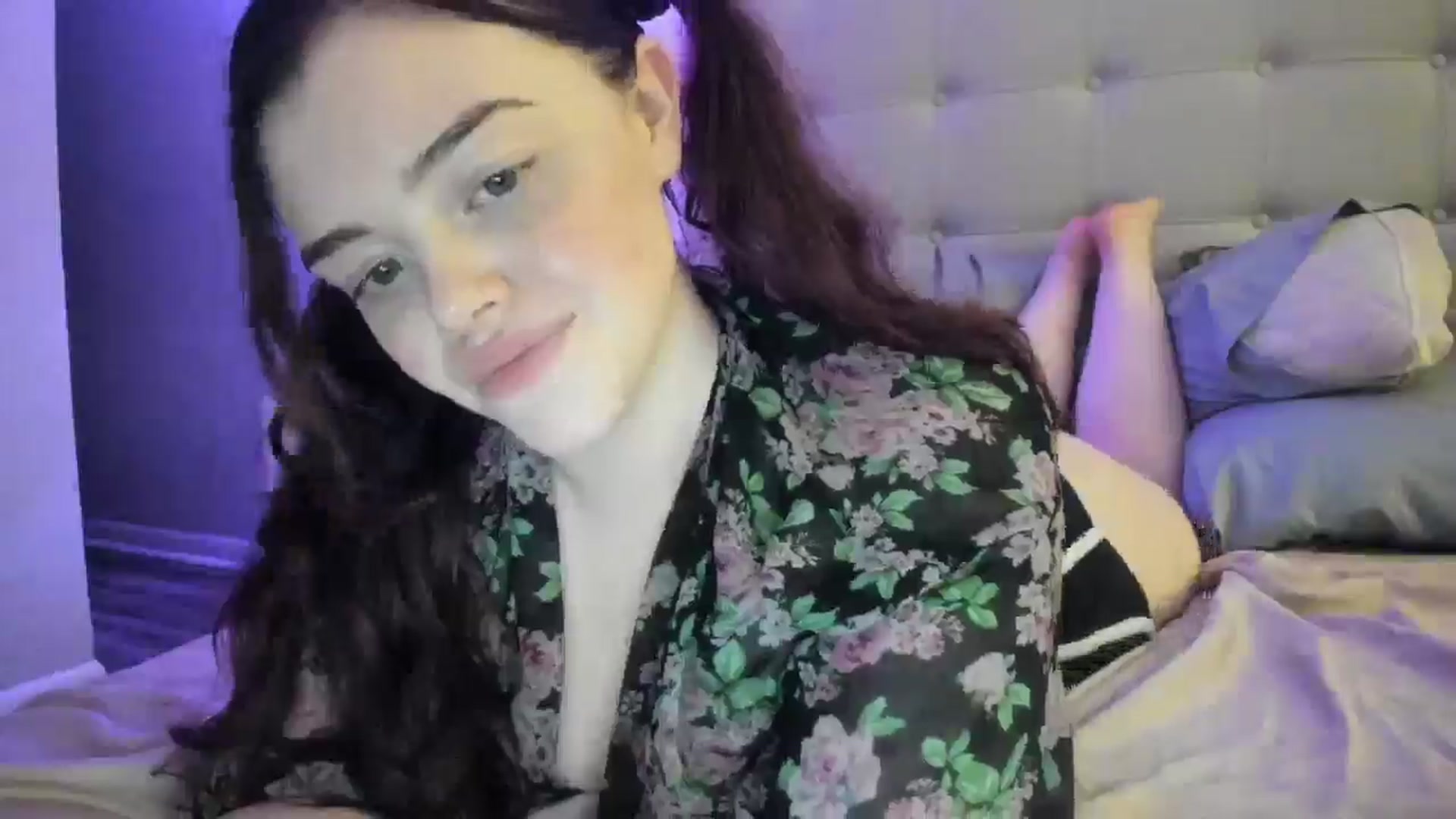 Gallery image thumbnail from TemptressV's myfreecams stream on, 08/04/2025, 05:00 image 19 of 20