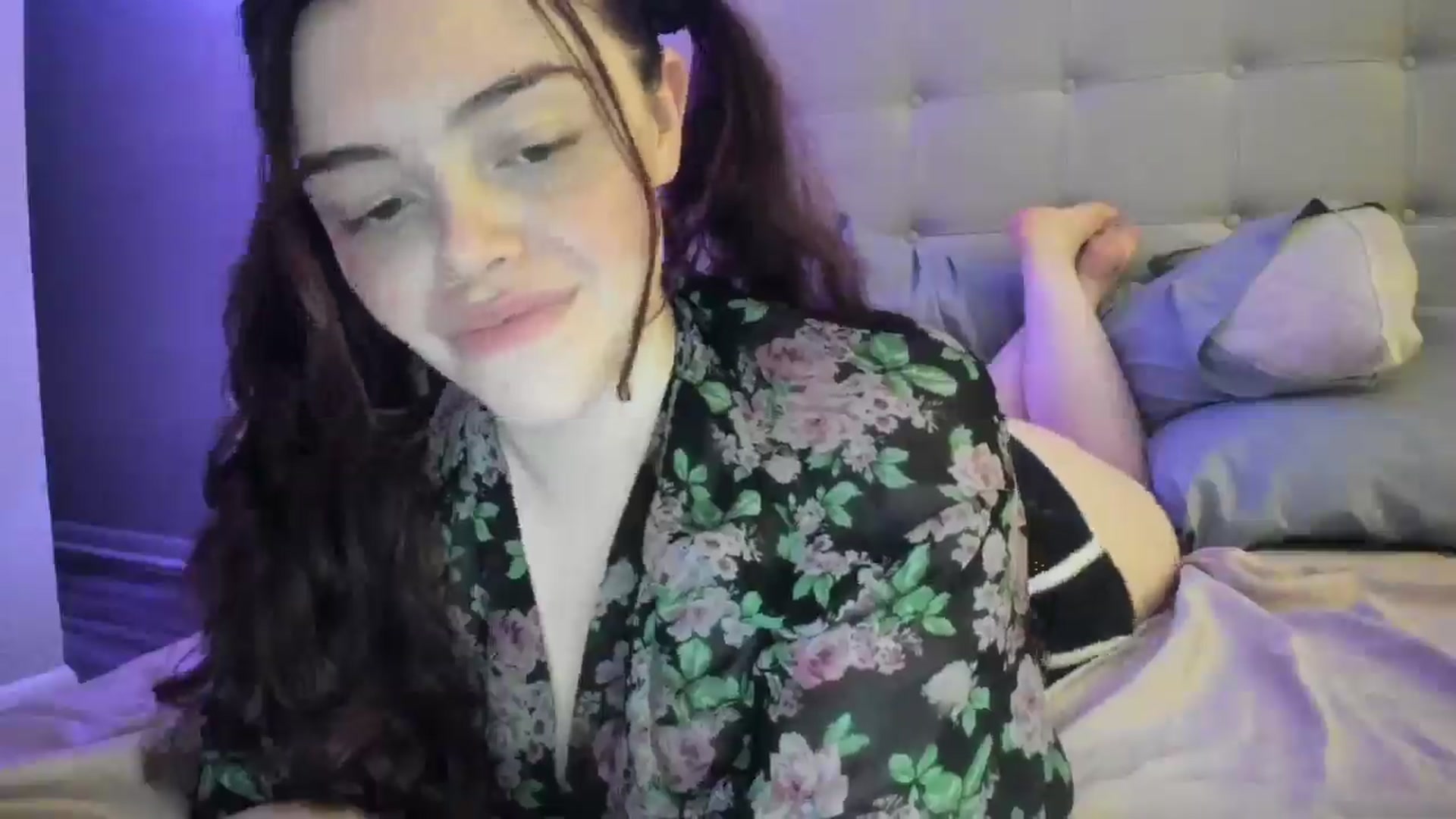 Gallery image thumbnail from TemptressV's myfreecams stream on, 08/04/2025, 05:00 image 3 of 20