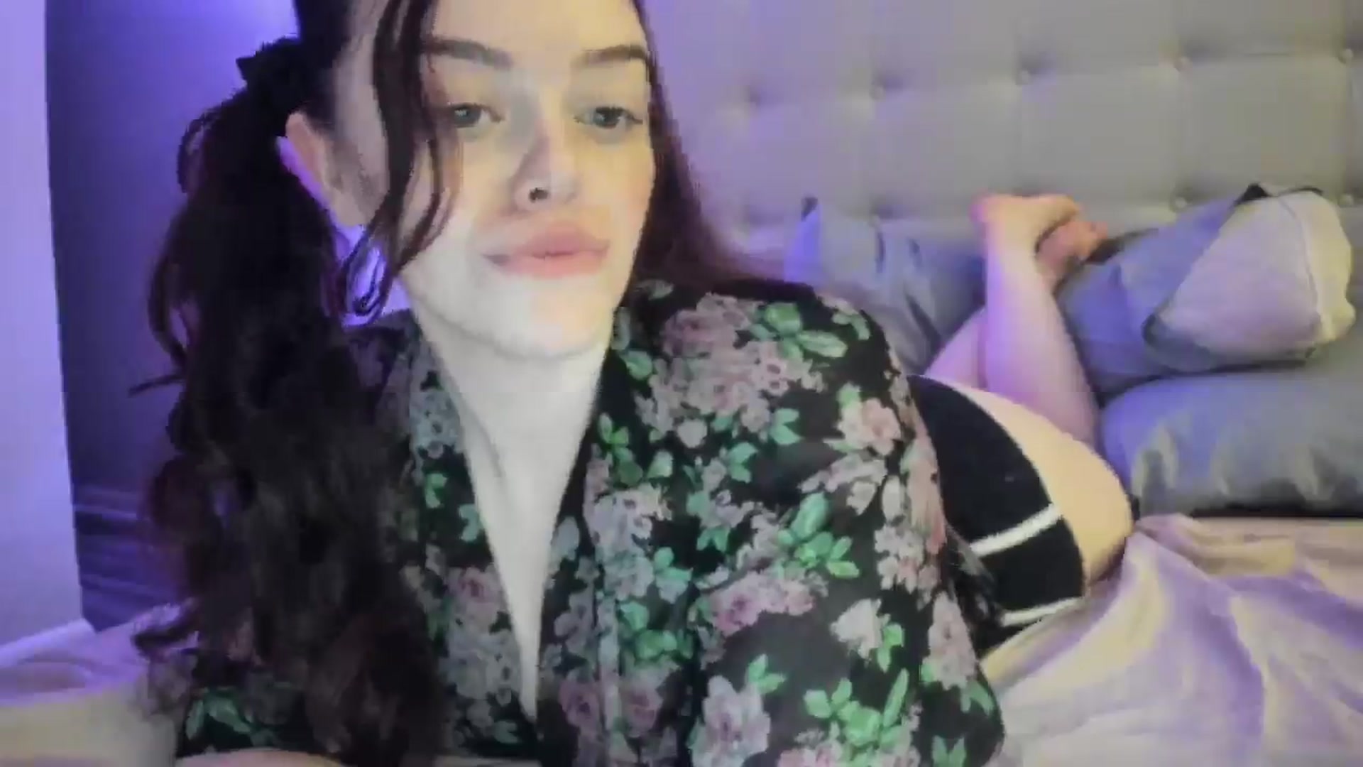Gallery image thumbnail from TemptressV's myfreecams stream on, 08/04/2025, 05:00 image 6 of 20