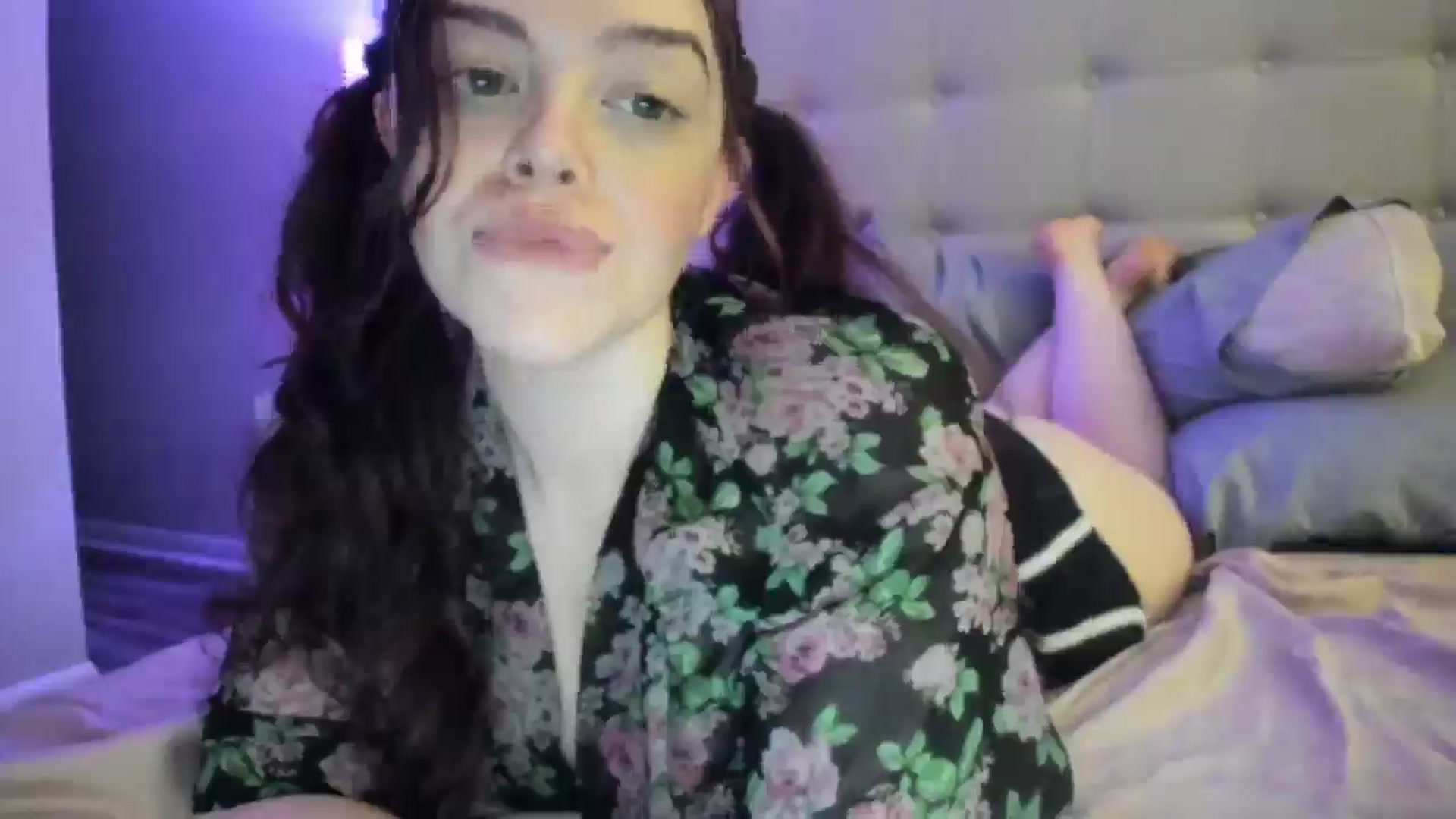 Gallery image thumbnail from TemptressV's myfreecams stream on, 08/04/2025, 05:00 image 8 of 20
