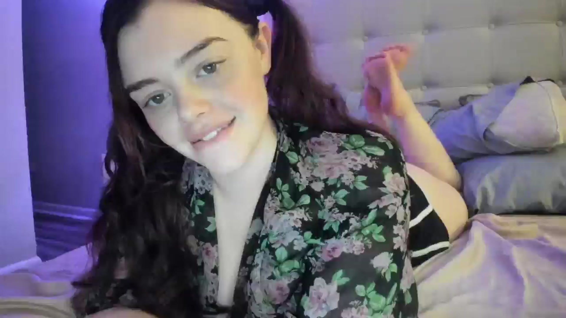 Gallery image thumbnail from TemptressV's myfreecams stream on, 08/04/2025, 05:00 image 16 of 20