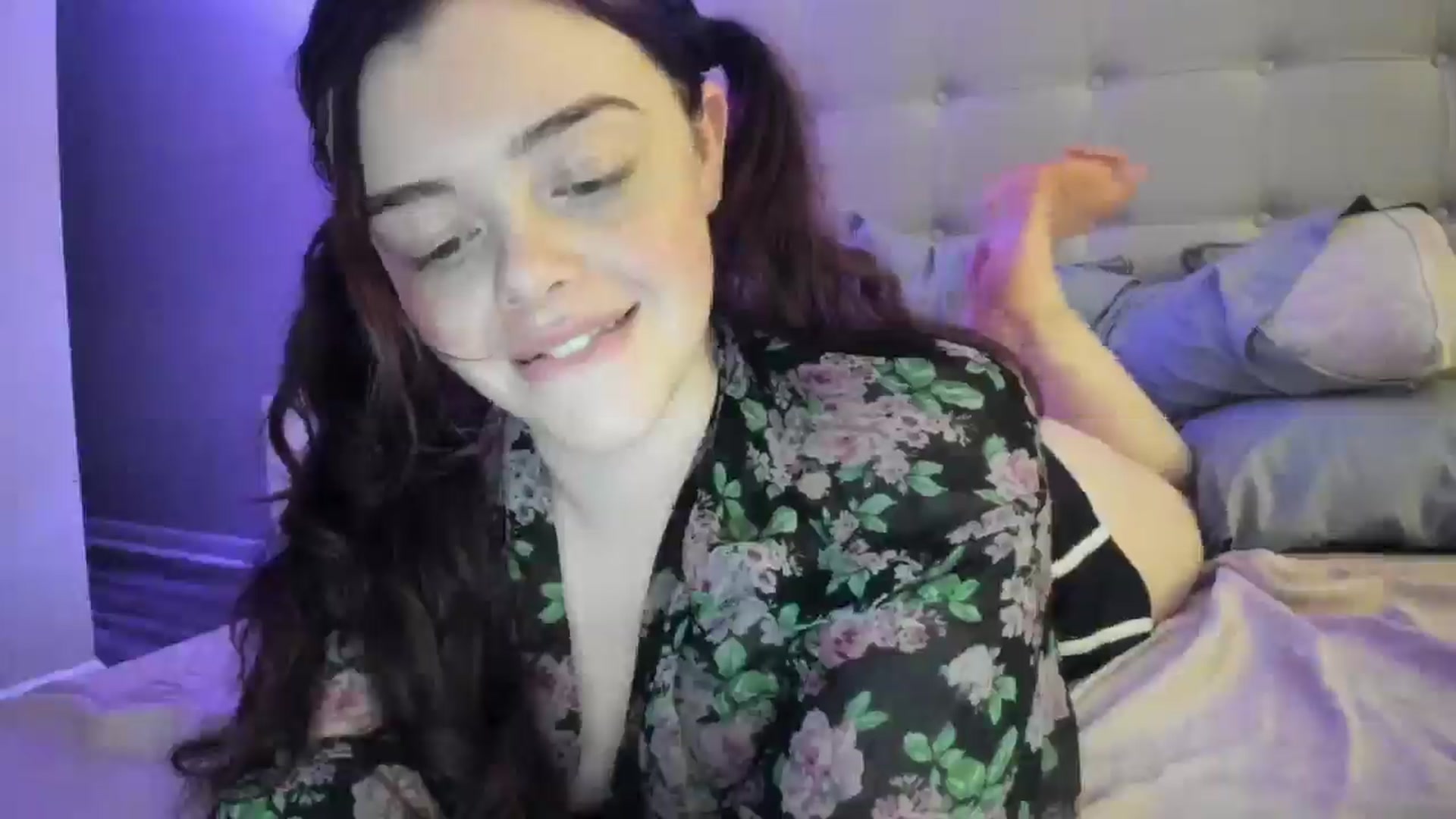 Gallery image thumbnail from TemptressV's myfreecams stream on, 08/04/2025, 05:00 image 17 of 20