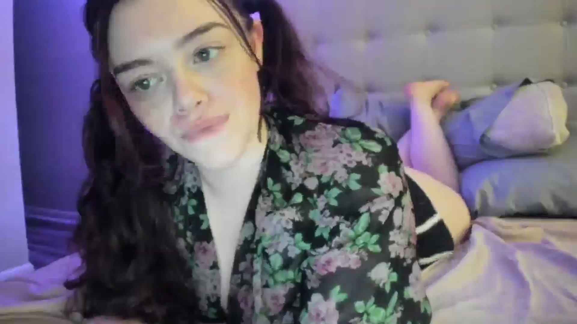 Gallery image thumbnail from TemptressV's myfreecams stream on, 08/04/2025, 05:00 image 4 of 20