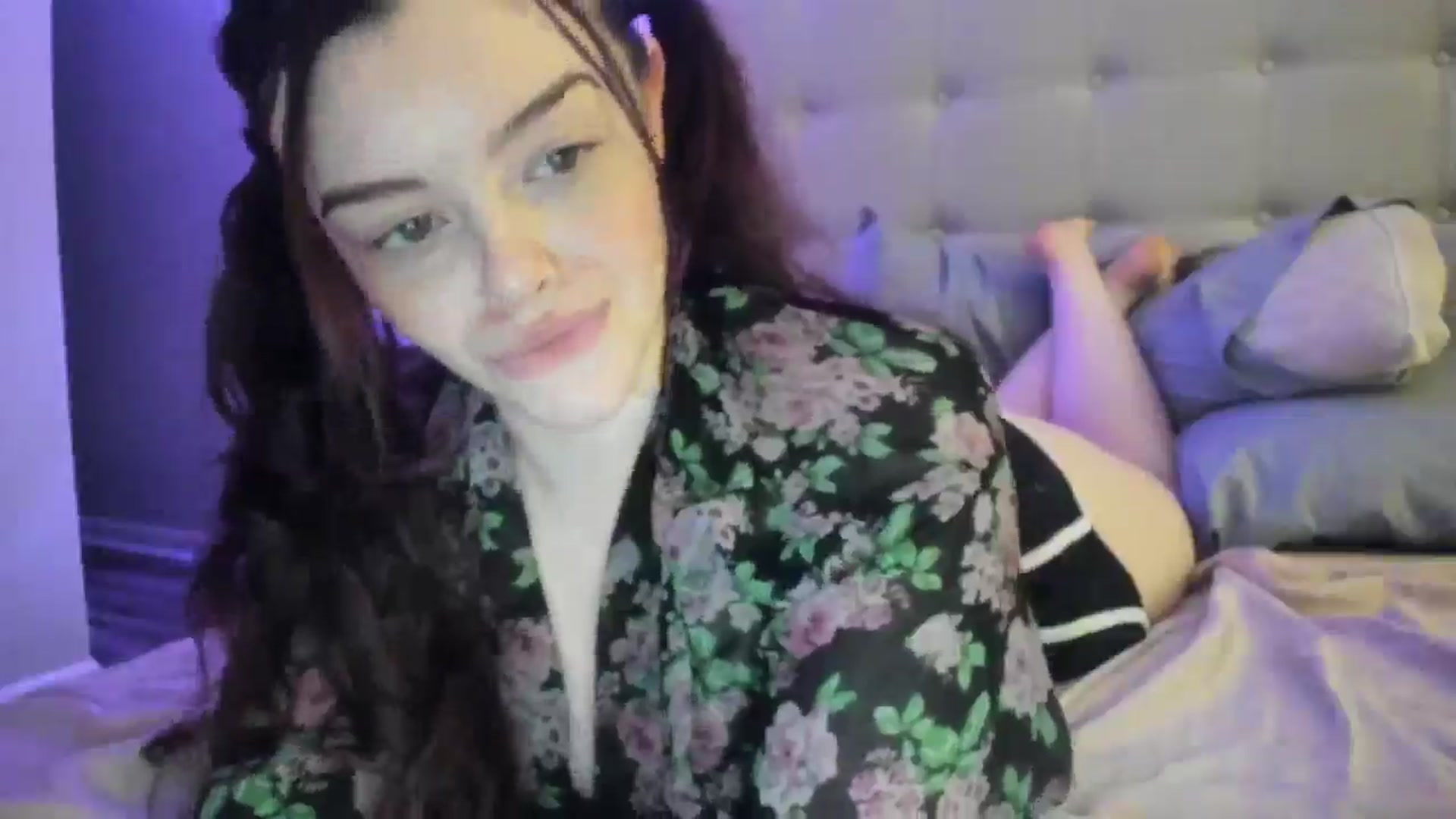 Gallery image thumbnail from TemptressV's myfreecams stream on, 08/04/2025, 05:00 image 9 of 20