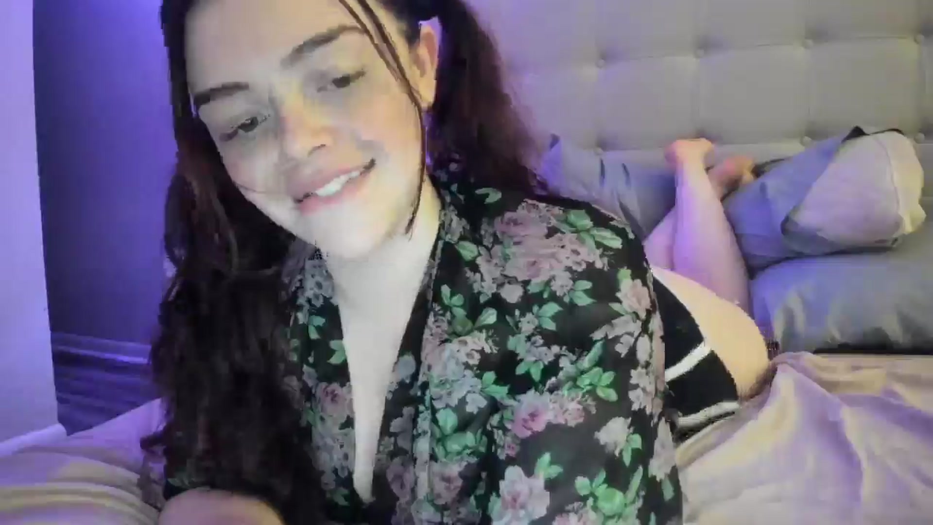 Gallery image thumbnail from TemptressV's myfreecams stream on, 08/04/2025, 05:00 image 10 of 20