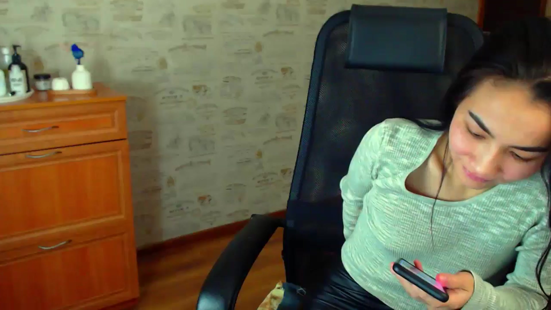 Gallery image thumbnail from TenderOrchid's myfreecams stream on, 12/18/2024, 22:21 image 16 of 20