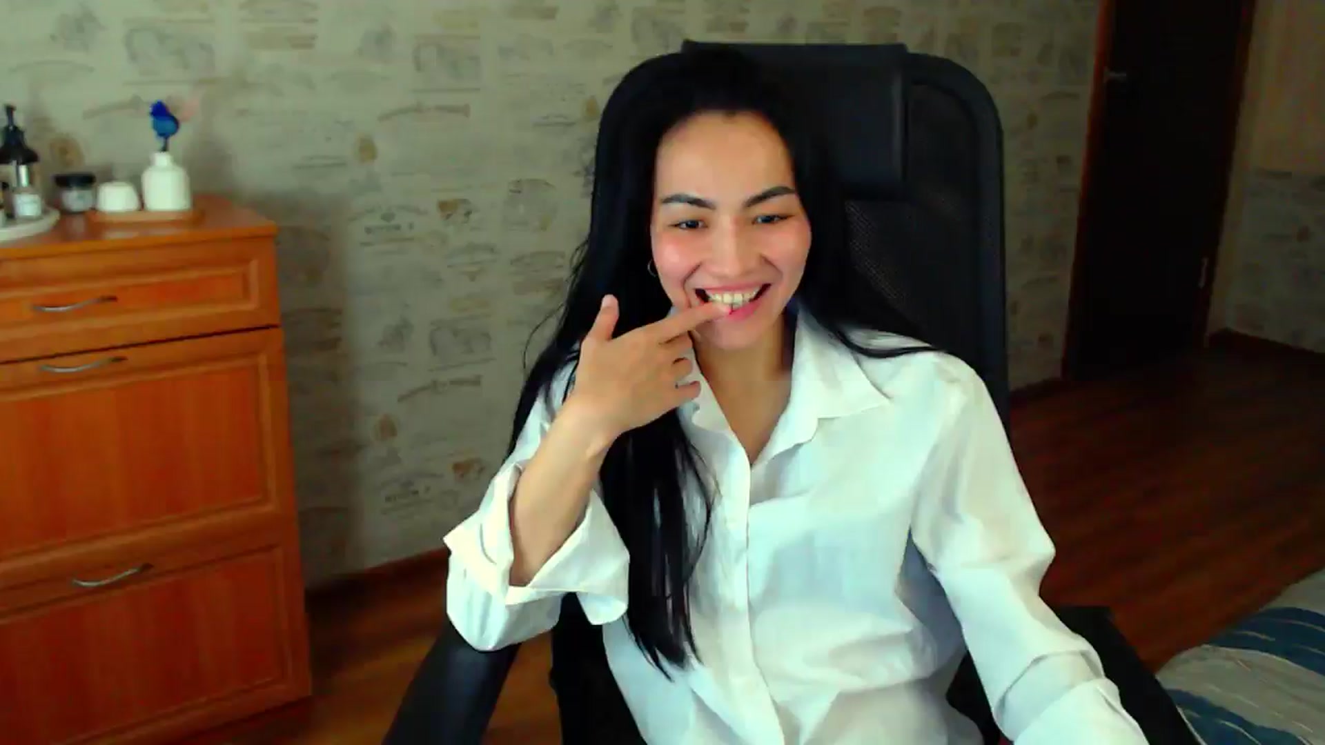 Gallery image thumbnail from TenderOrchid's myfreecams stream on, 04/20/2025, 24:32 image 17 of 20