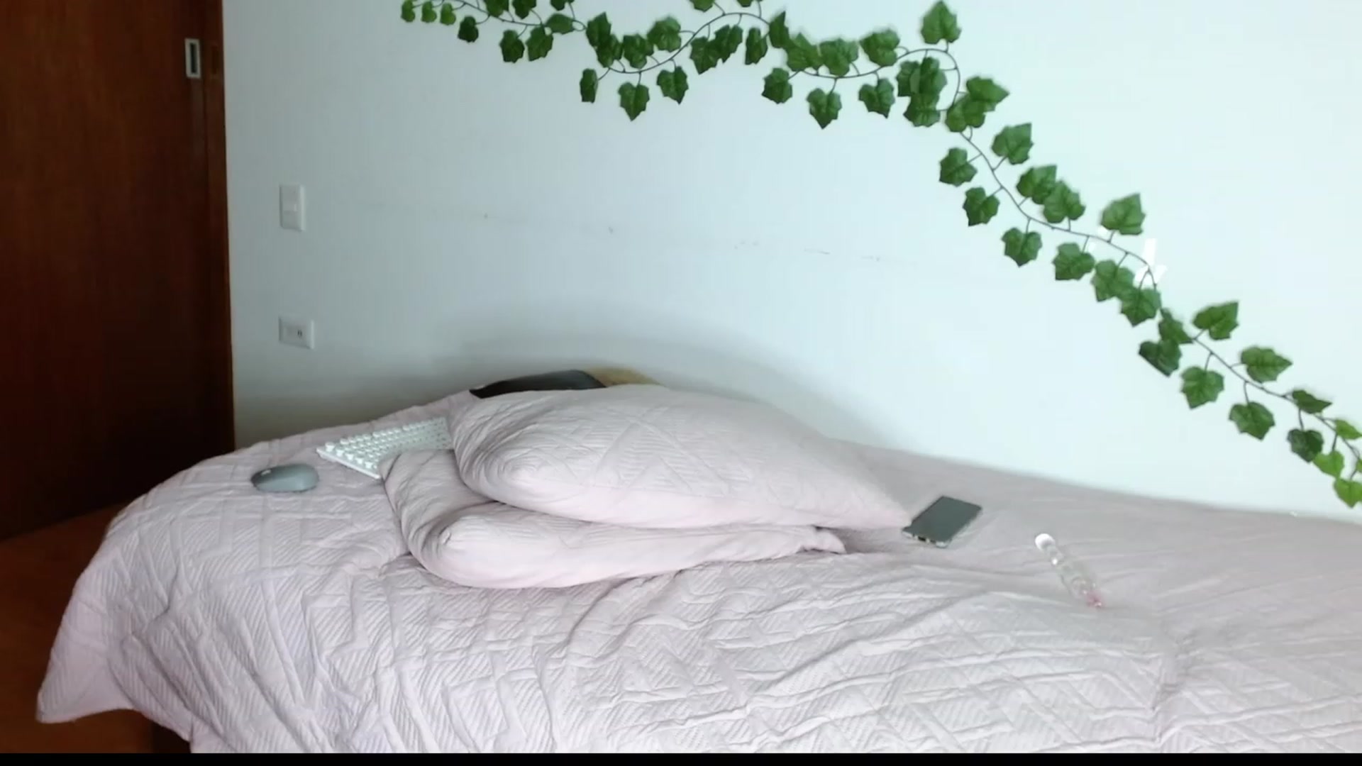 Gallery image thumbnail from TerraGreen's myfreecams stream on, 03/22/2023, 23:17 image 13 of 20