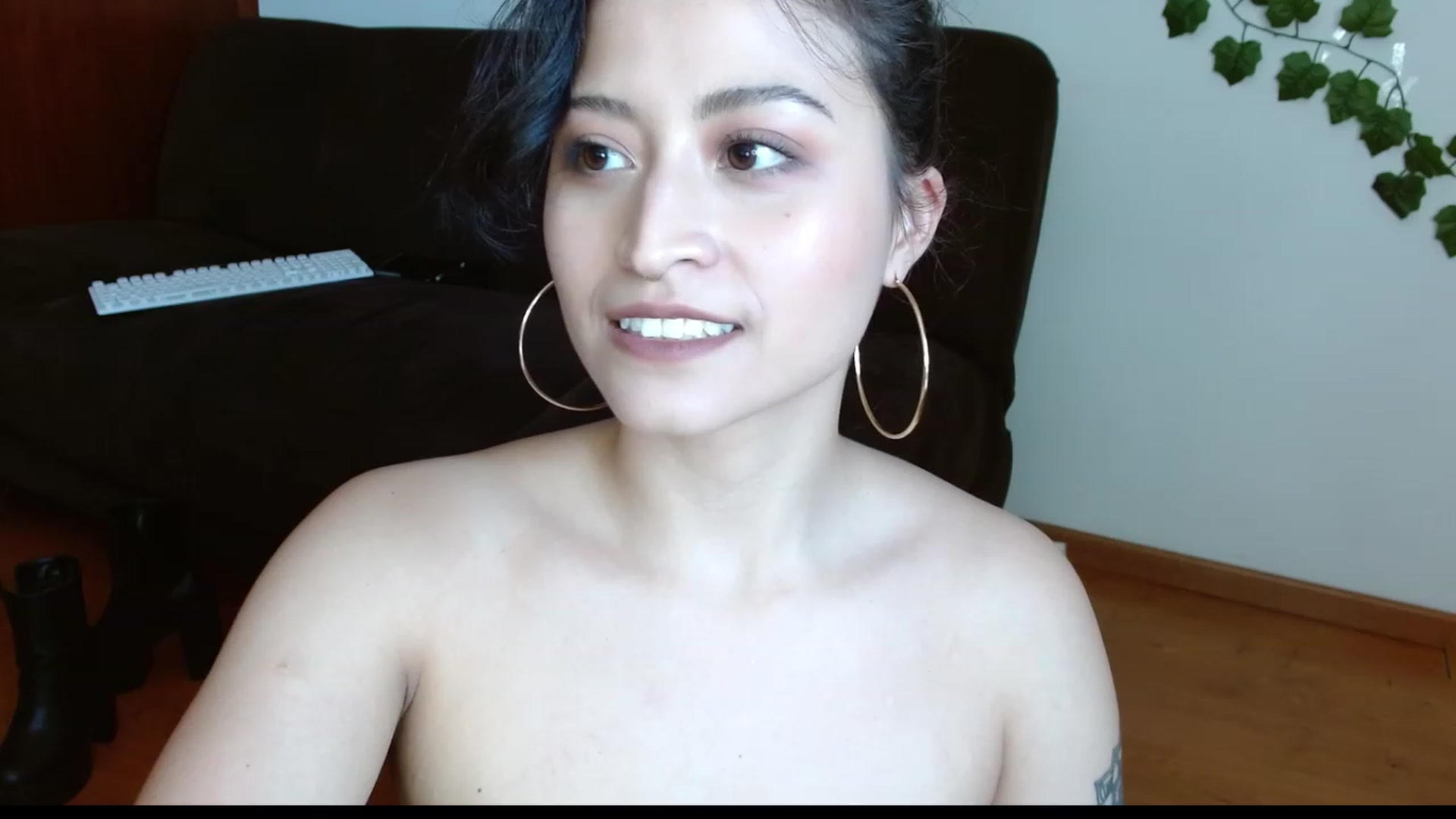 Gallery image thumbnail from TerraGreen's myfreecams stream on, 03/26/2023, 20:20 image 12 of 20
