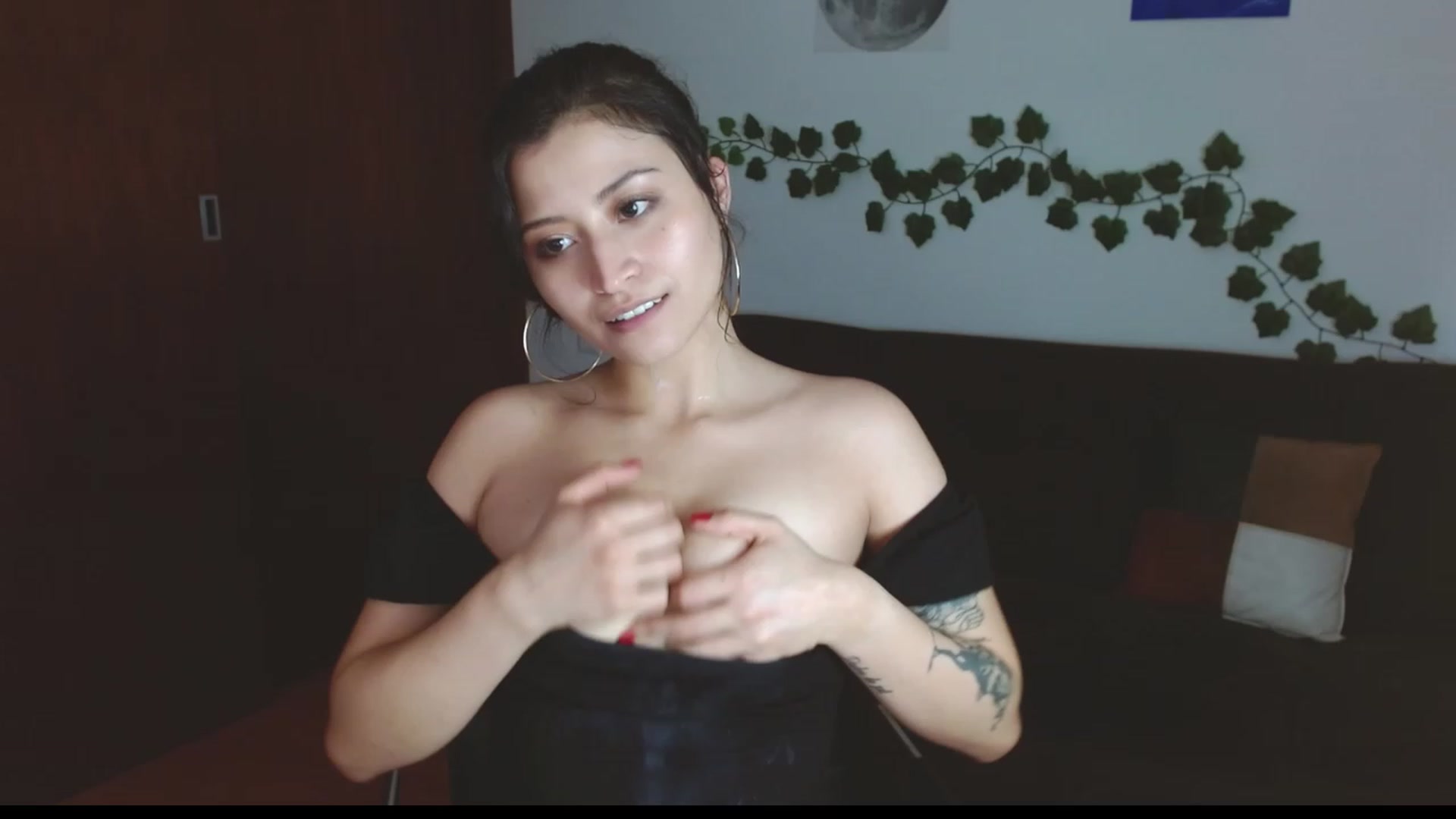 Gallery image thumbnail from TerraGreen's myfreecams stream on, 04/03/2023, 23:59 image 20 of 20
